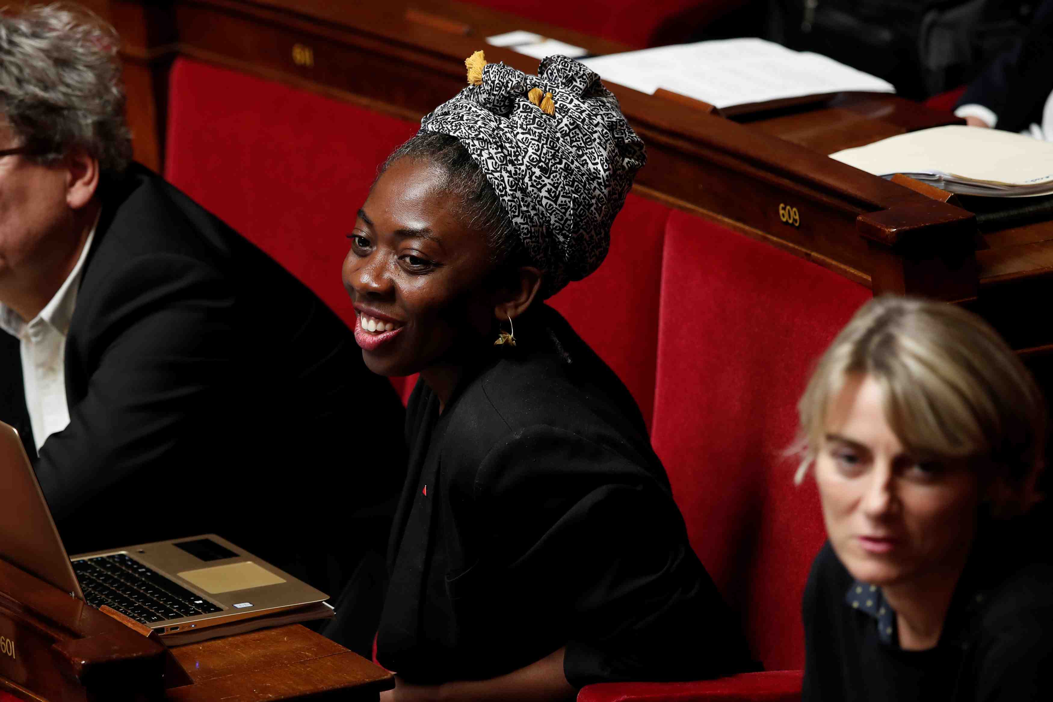 Enquete pour injures racistes apres l'article de valeurs actuelles sur obono