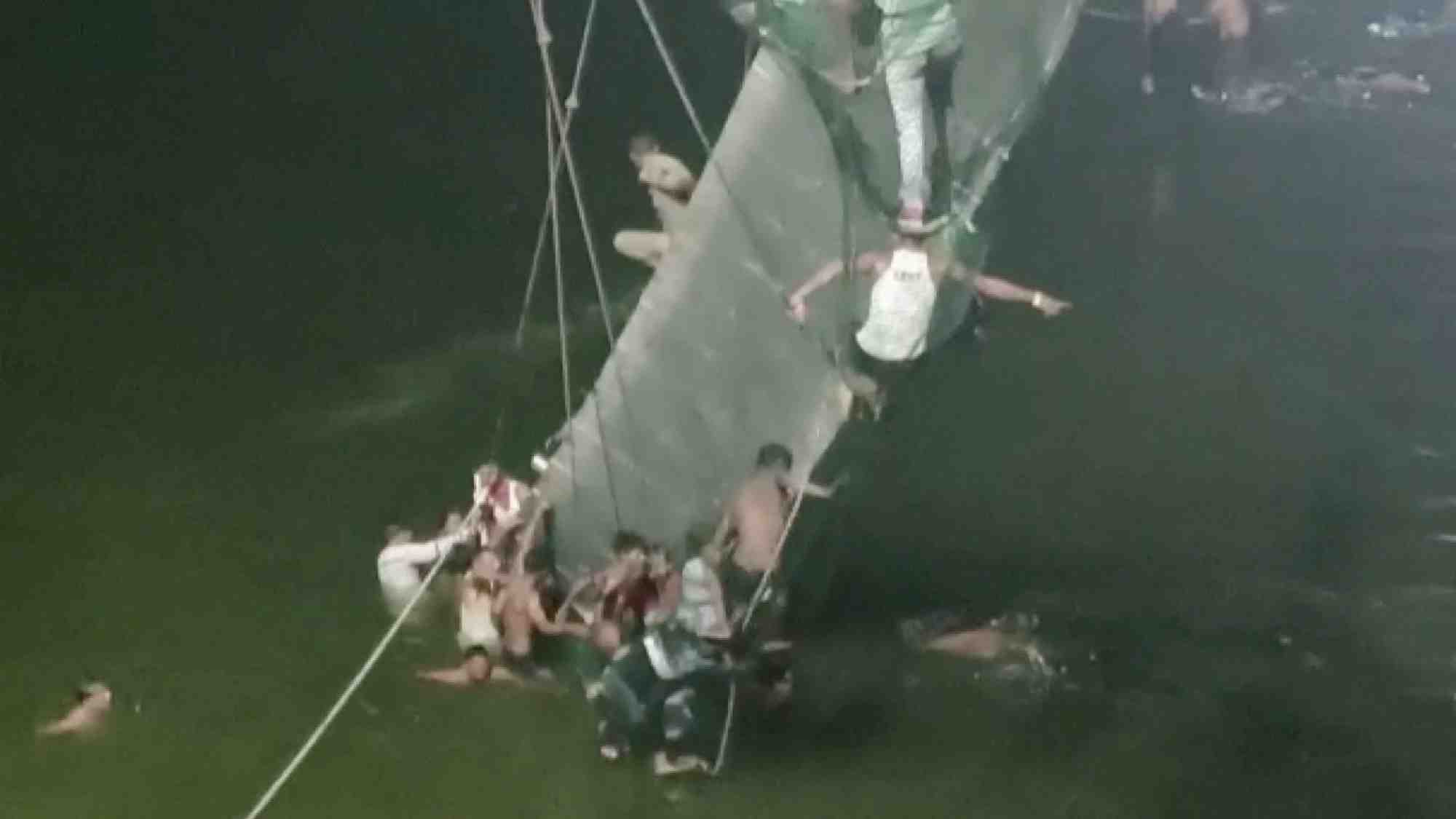 Effondrement d'un pont a morbi, en inde