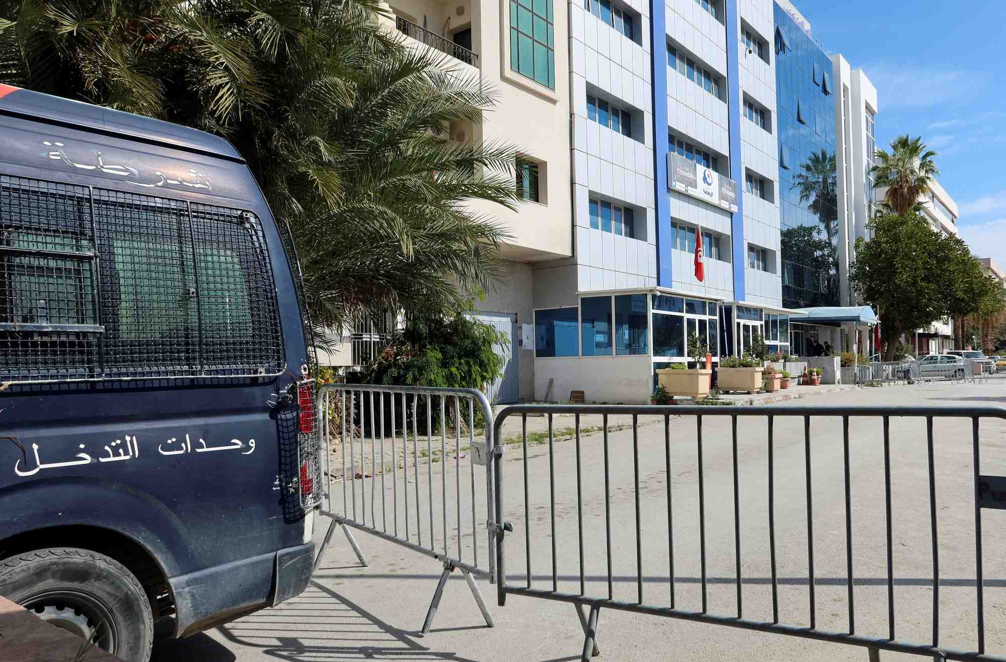 Photo d'un vehicule de police stationne pres du batiment du siege du parti islamiste ennahda a tunis