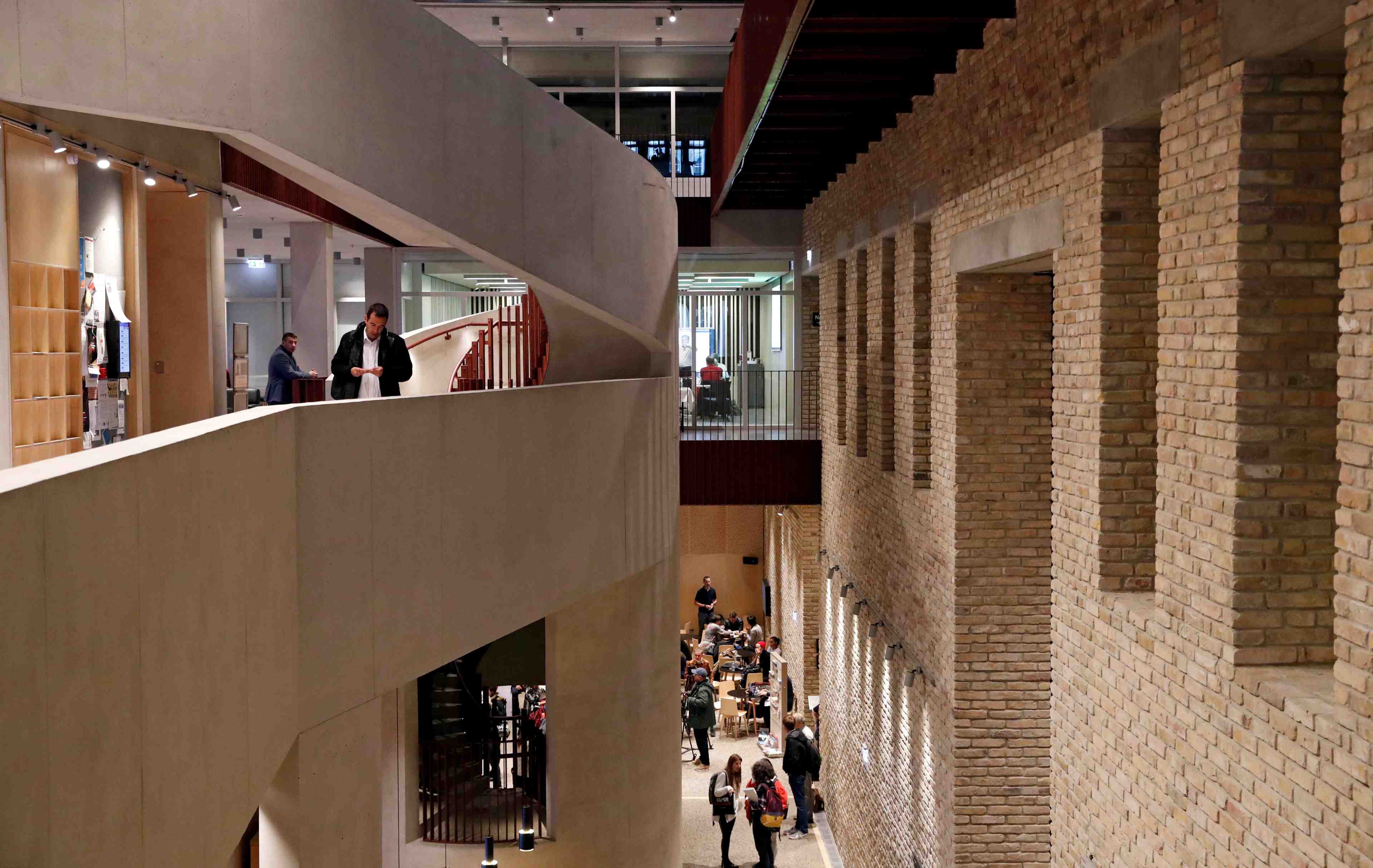 L'universite fondee par soros pourrait quitter budapest pour vienne