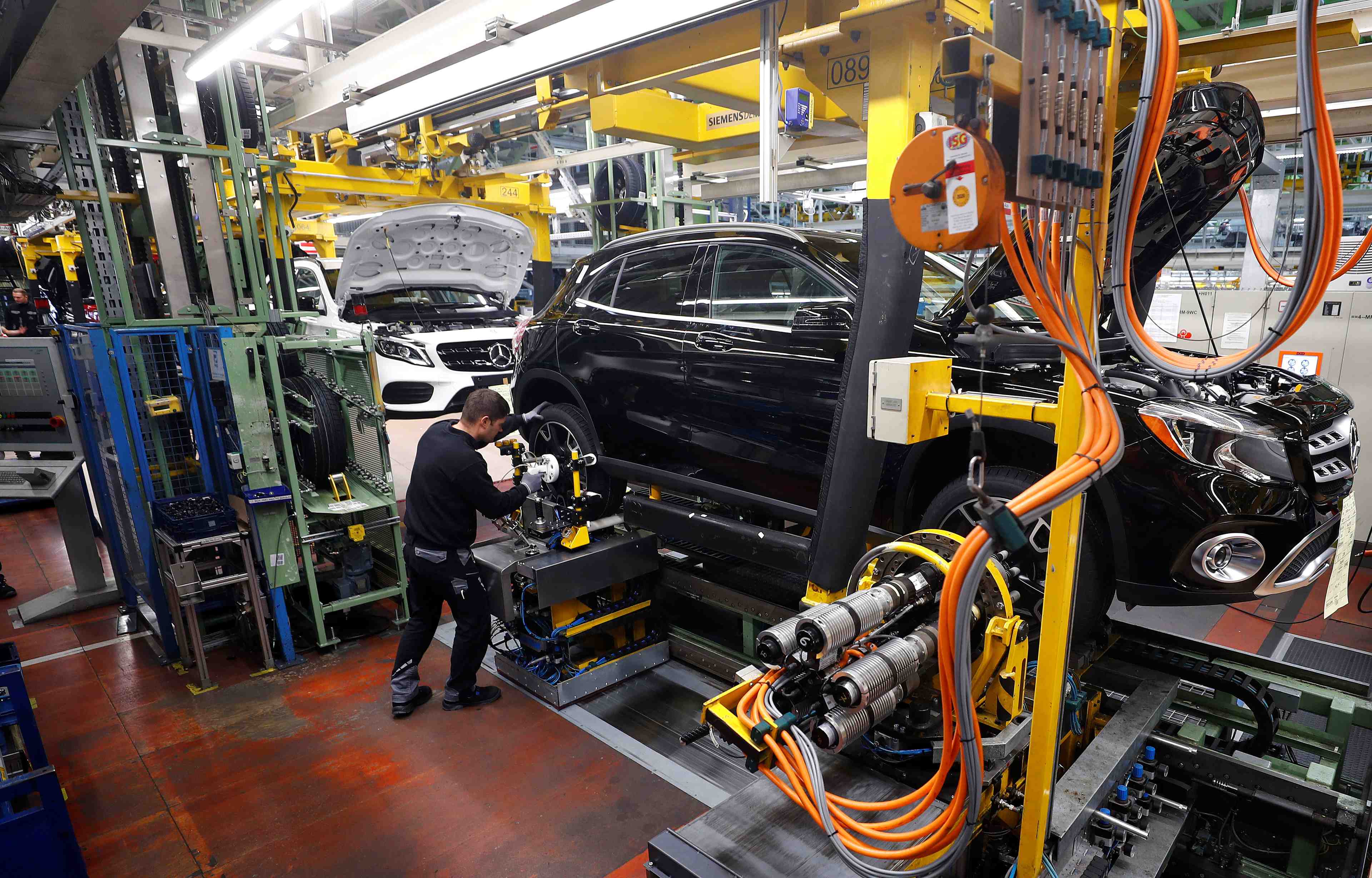 Daimler va intensifier ses economies apres sa perte trimestrielle