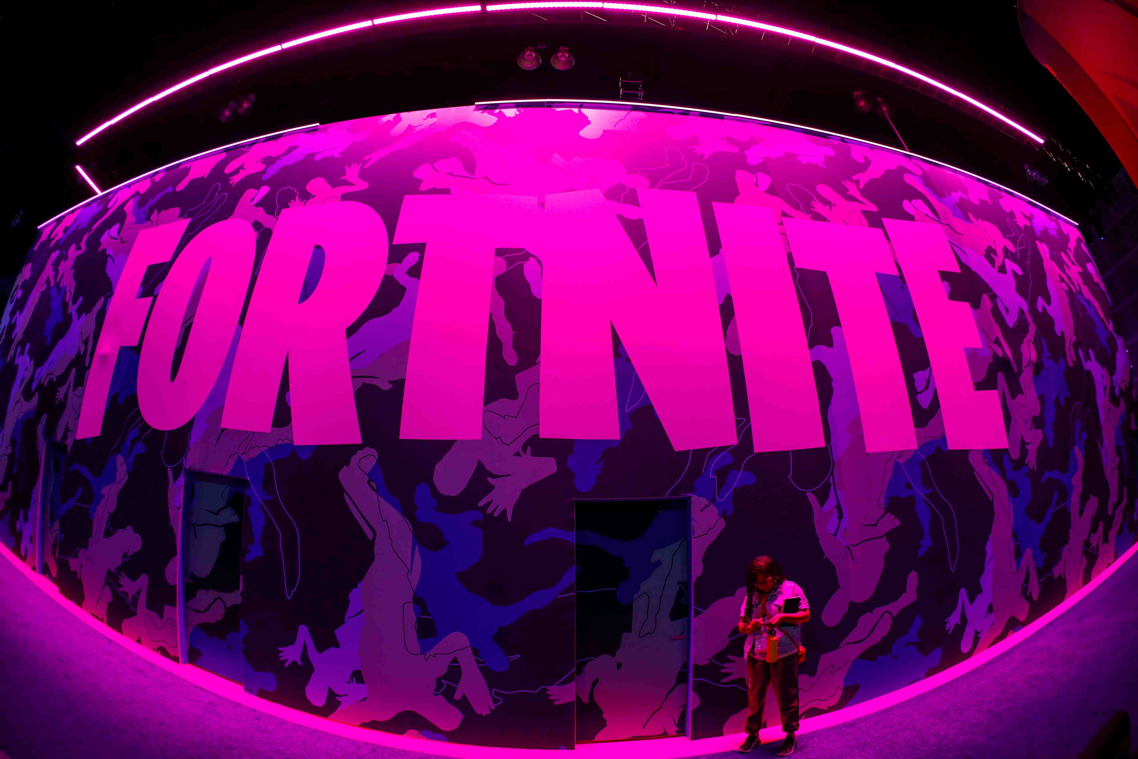 Le developpeur du jeu video "fortnite" attaque apple et google en justice