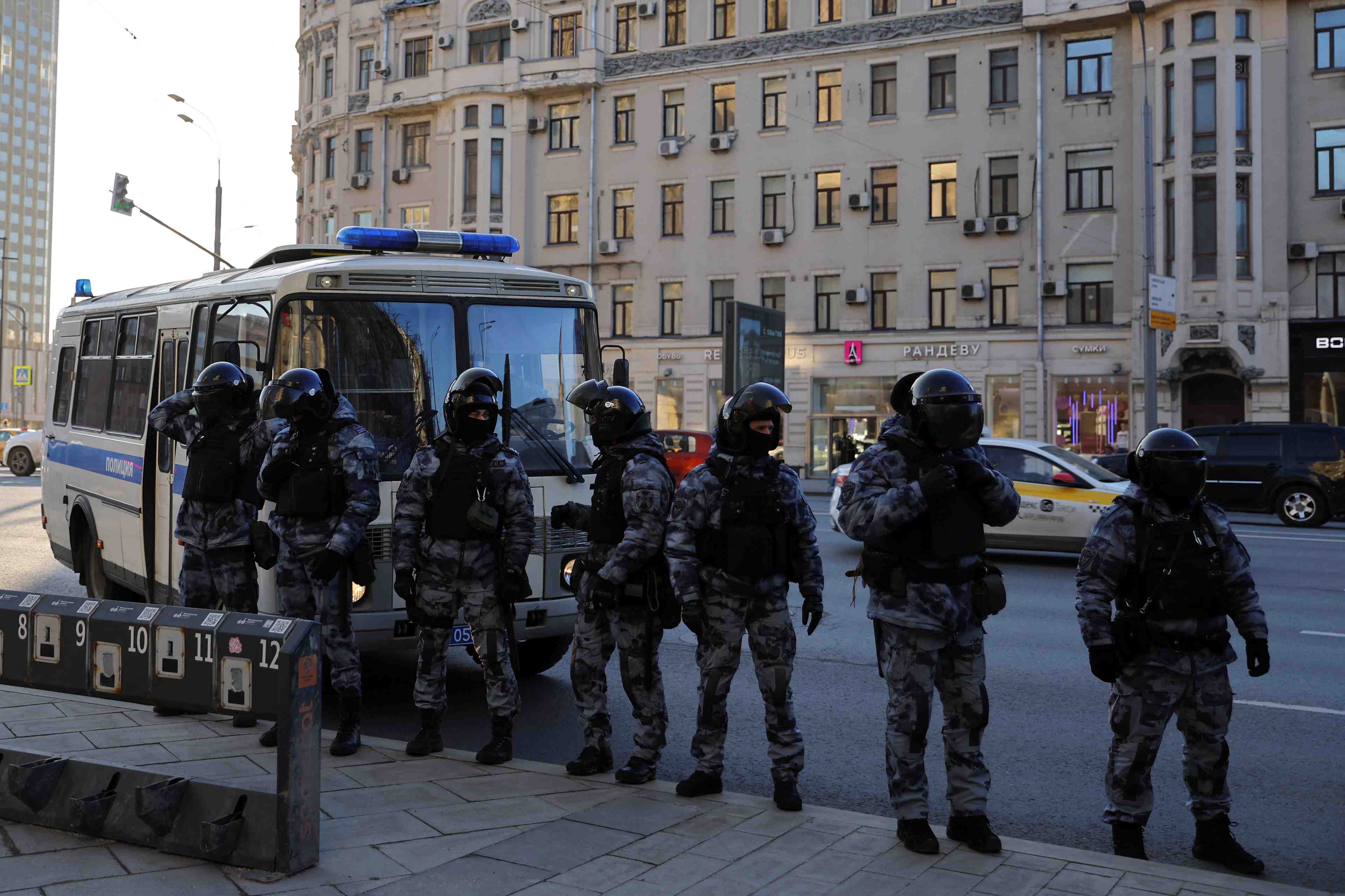 Plus de 900 arrestations lors de manifestations anti-guerre en russie