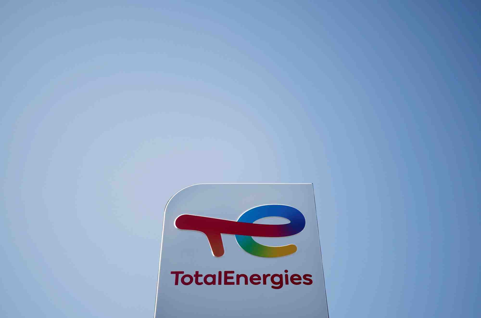 Photo du logo de totalenergies dans une station-service a treillieres