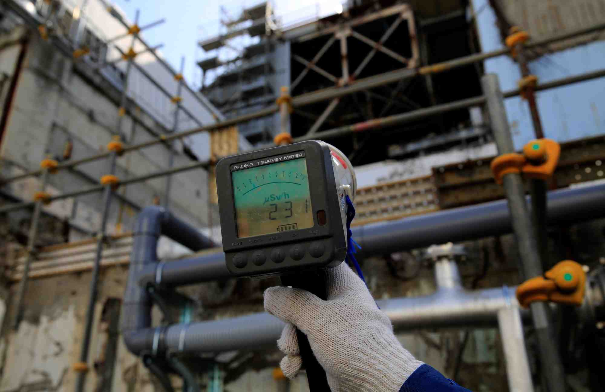 Photo du compteur geiger indique un niveau de rayonnement de 231 microsieverts par heure pres du batiment du reacteur endommage de la centrale nucleaire de fukushima