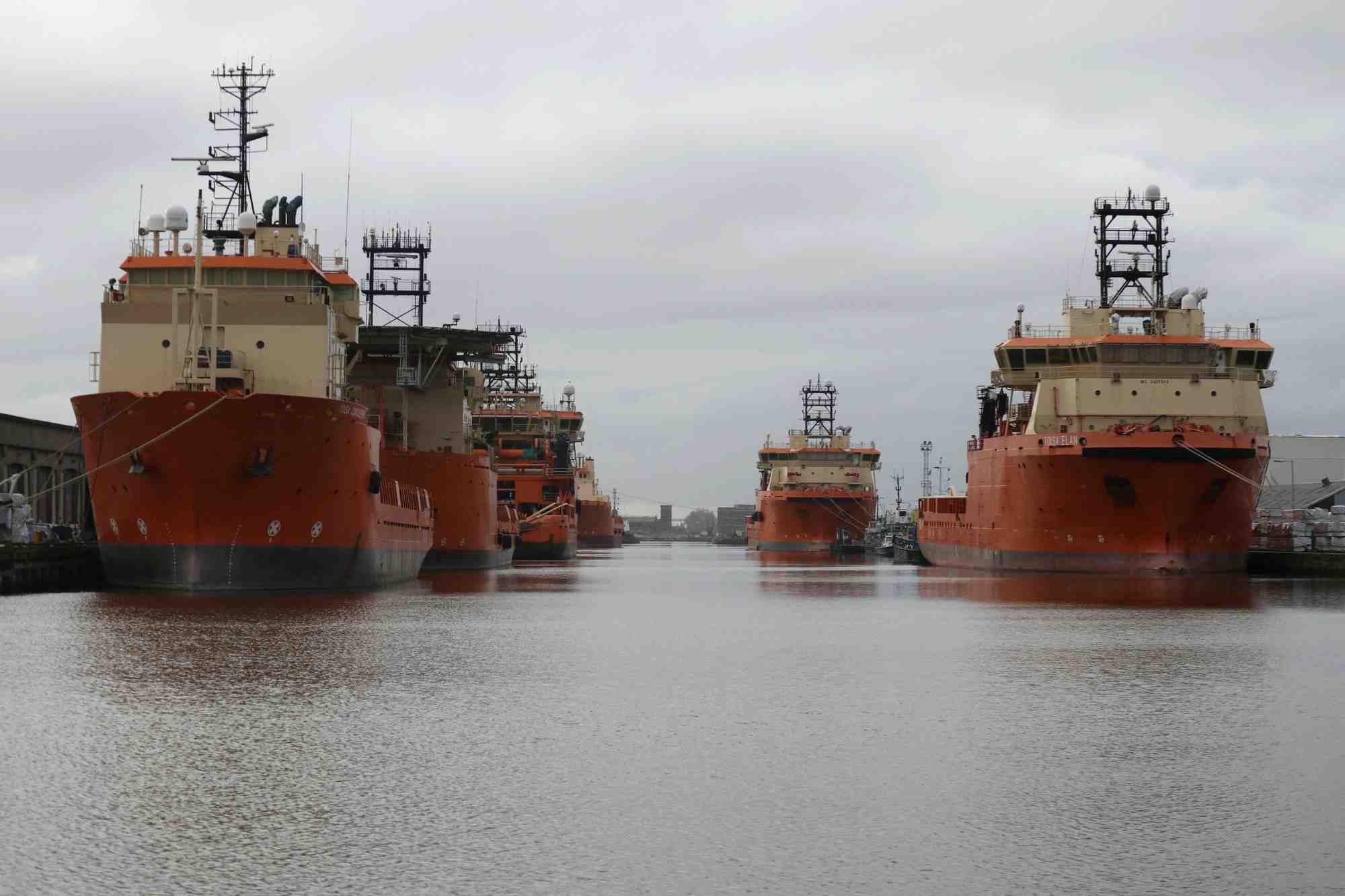 Les navires utilises pour remorquer les plates-formes petrolieres en mer du nord sont amarres aux docks william wright a hull, au royaume-uni.