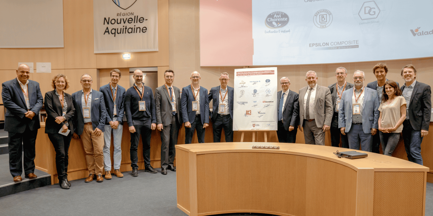 Les signataires de la lettre d'engagement vers le premier contrat d'achat groupé d'électricité en direct réunis le 14 mai au conseil régional de Nouvelle-Aquitaine.