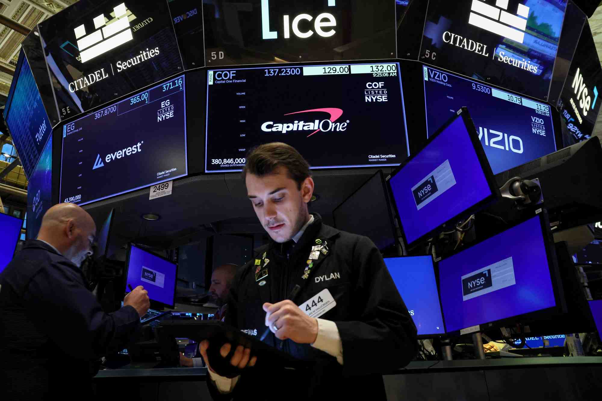 Des traders travaillent sur le parquet de la bourse de new york