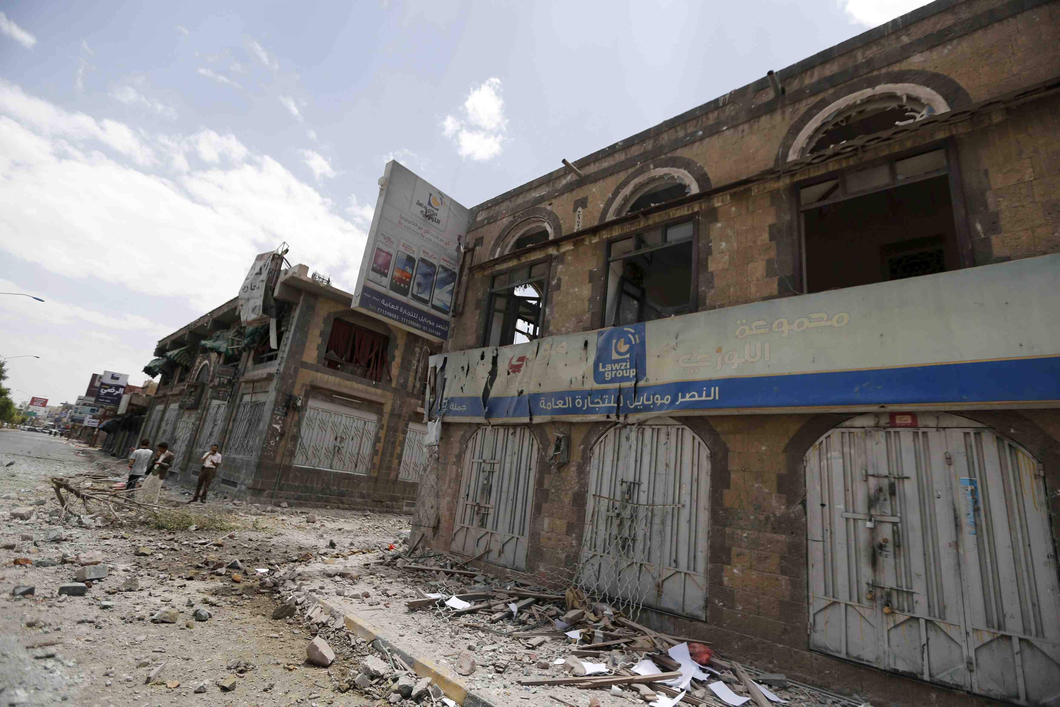 Raid saoudien sur le qg de l'armee a sanaa, au moins 44 morts