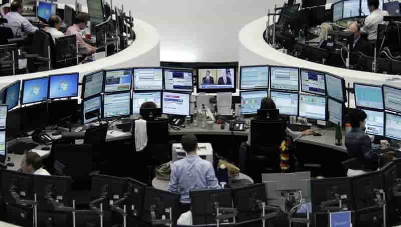 Repli des bourses europeennes a mi-seance