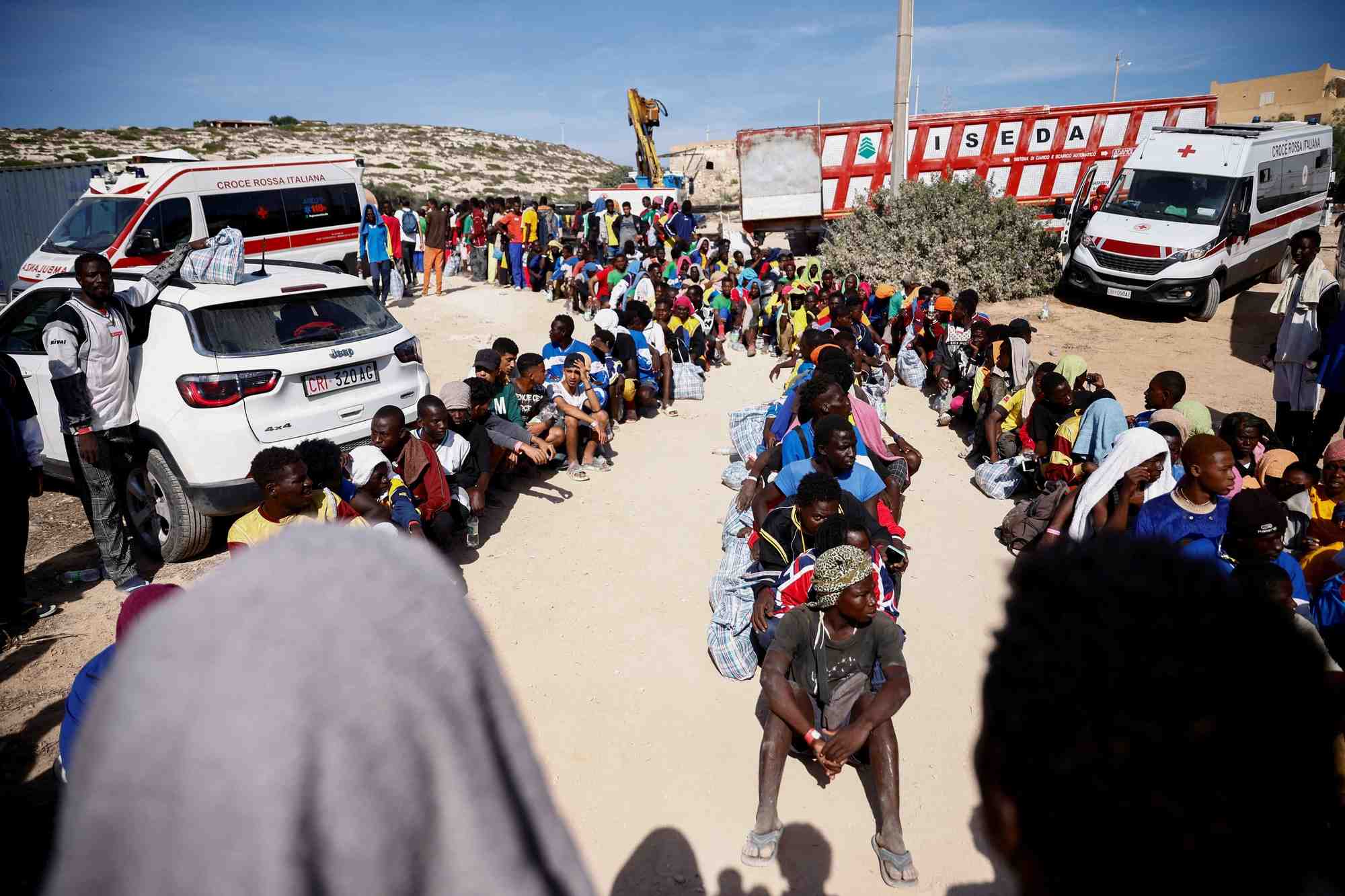 Des personnes migrantes attendent d'etre transferees sur le continent, depuis lampedusa en italie