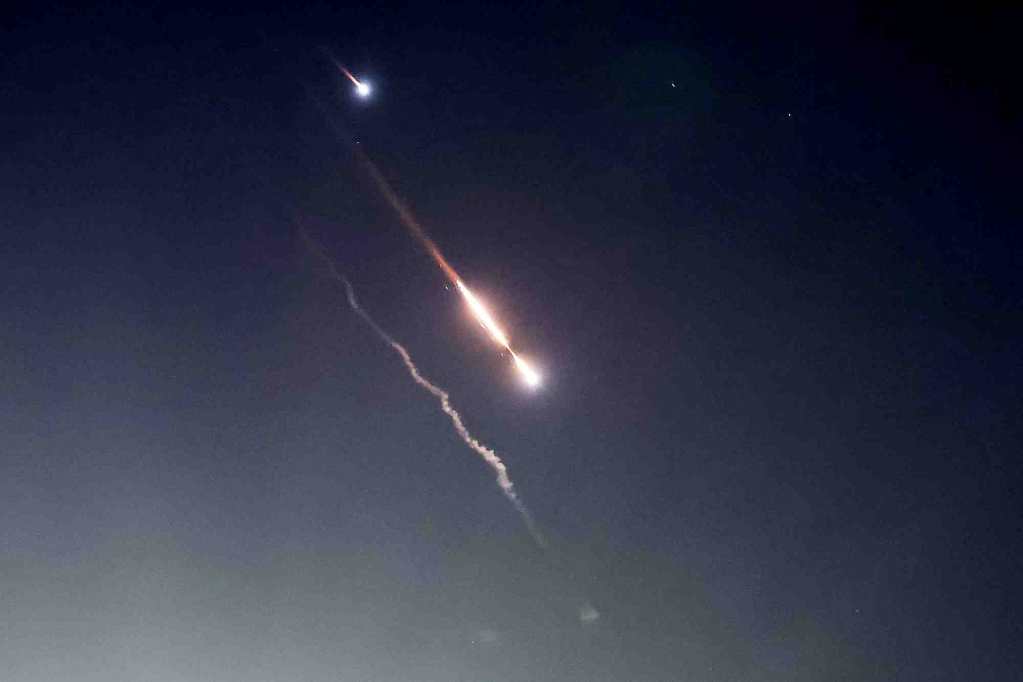 Des objets visibles dans le ciel de jerusalem apres l'attaque iranienne