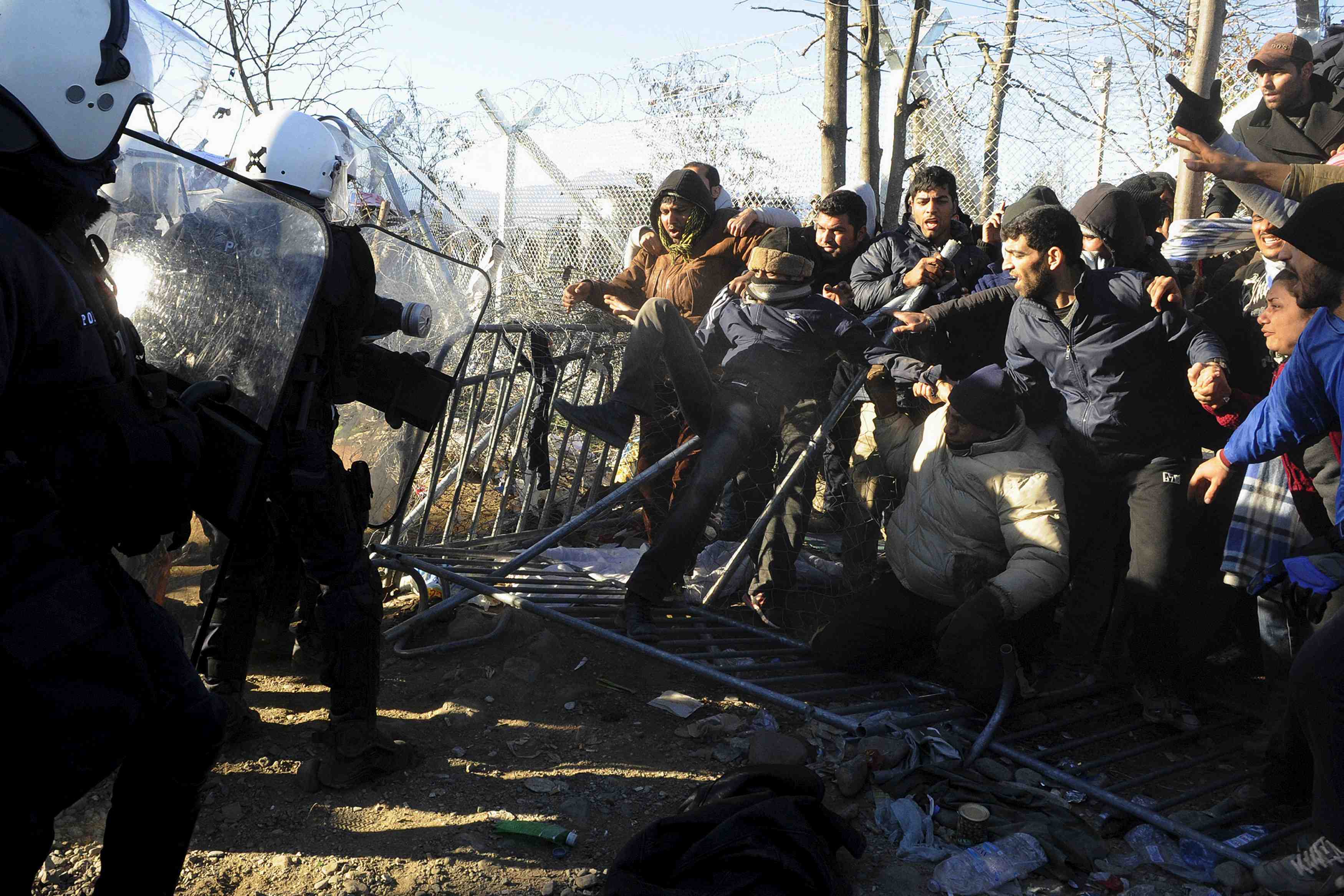 Un migrant meurt electrocute a la frontiere greco-macedonienne