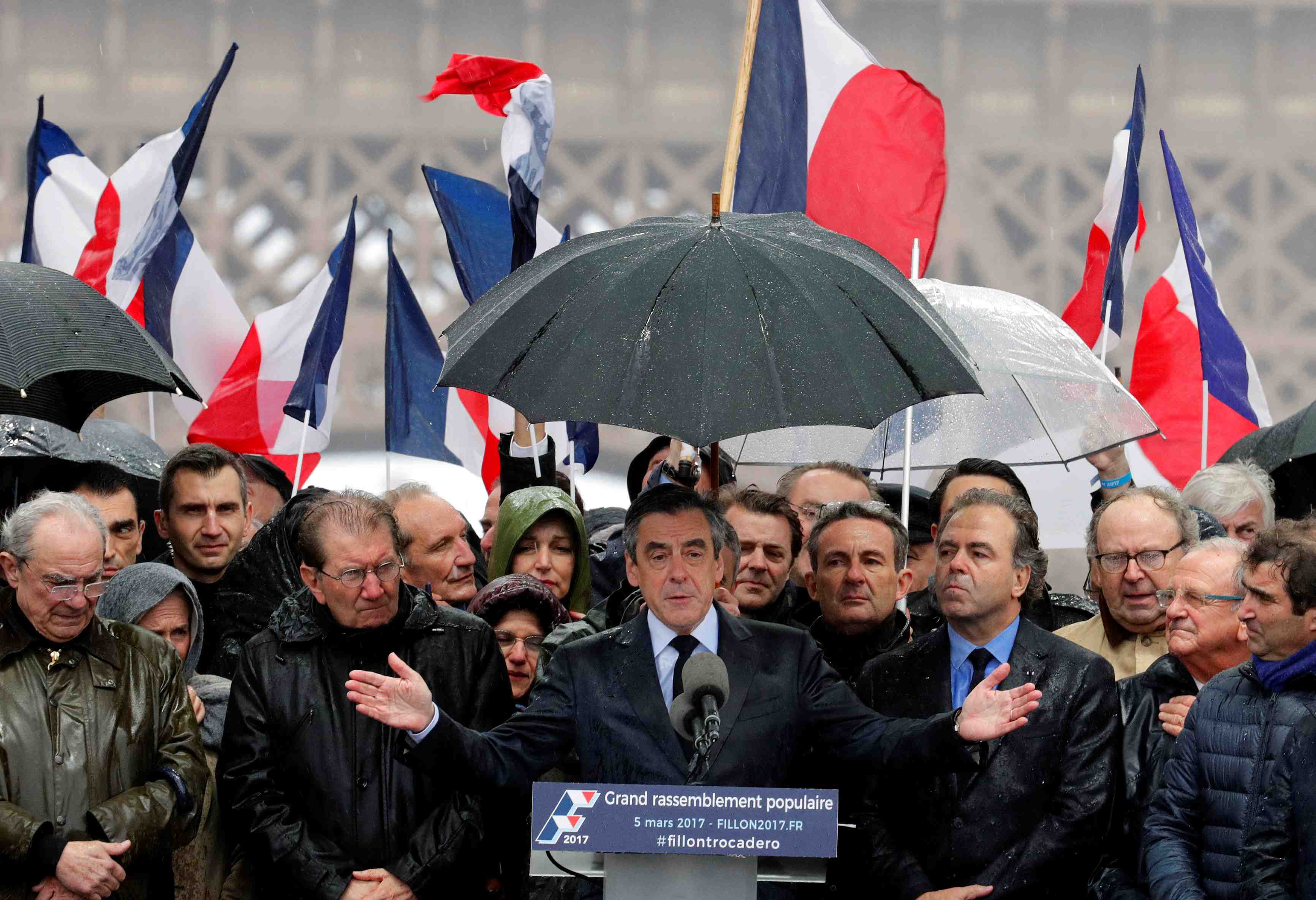 Fillon s'en remet a ses partisans et a la droite