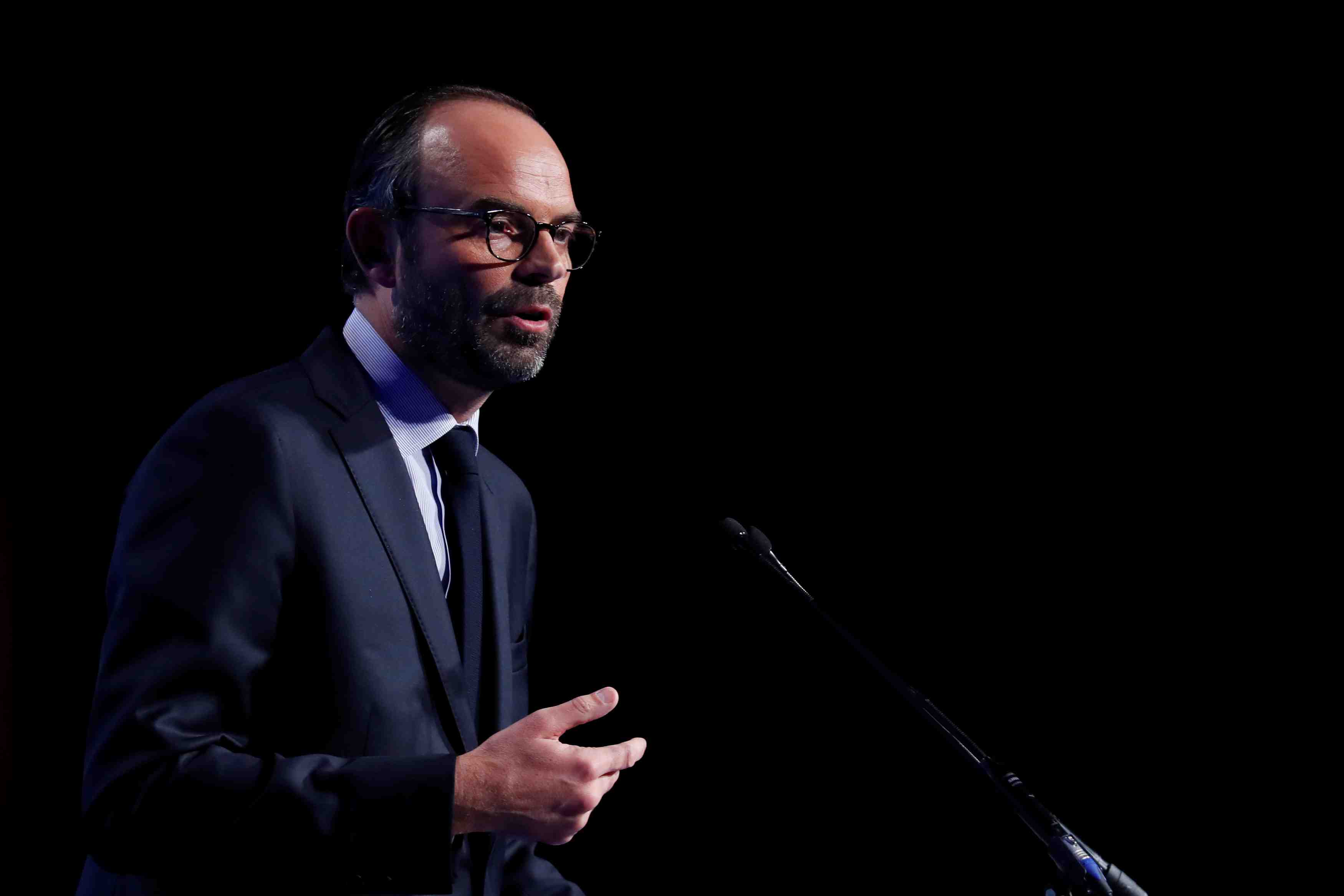 Philippe "assume" un vol prive tokyo-paris a 350.000 euros