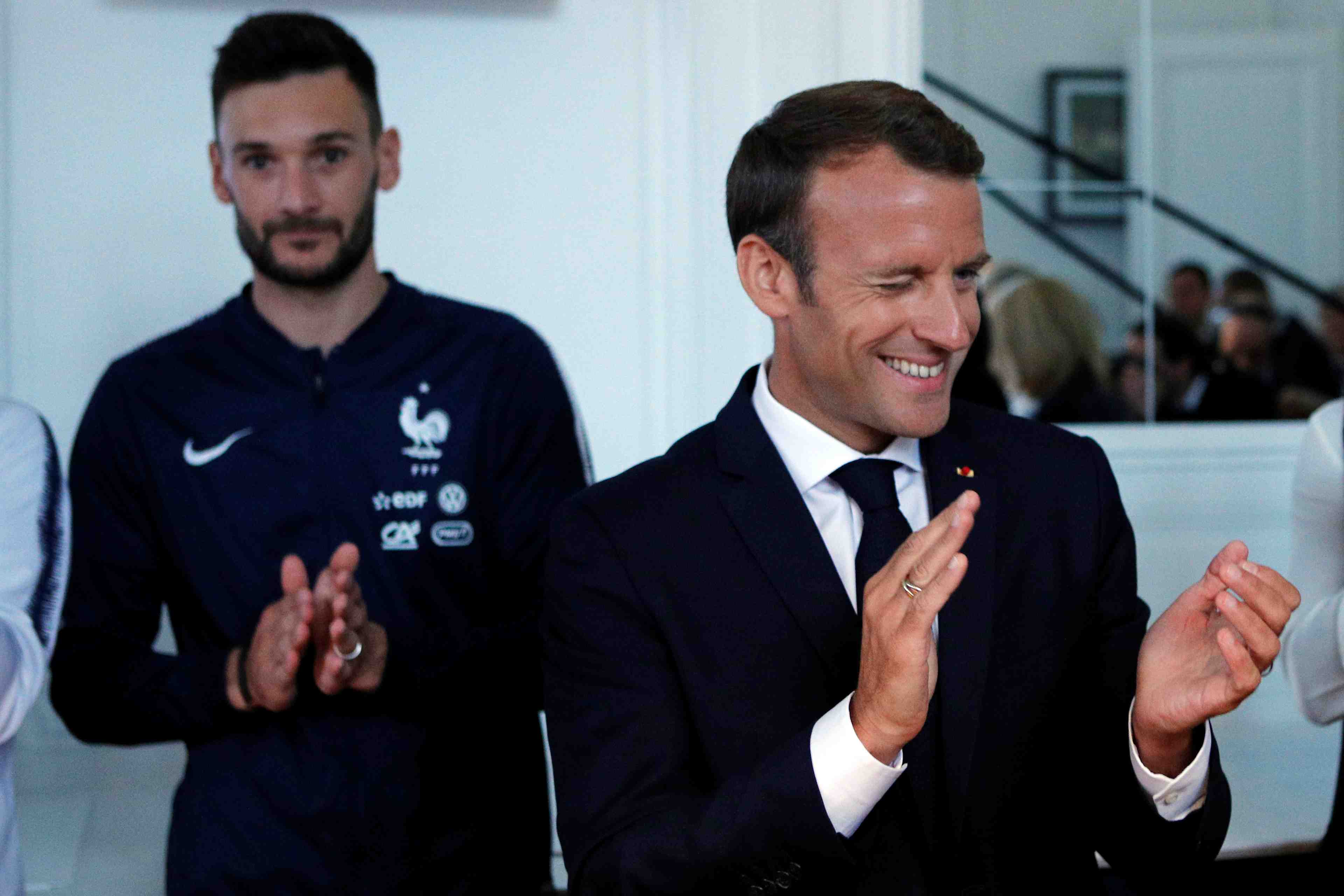 Macron, un arriere gauche "taclant haut" et "ne lachant rien"