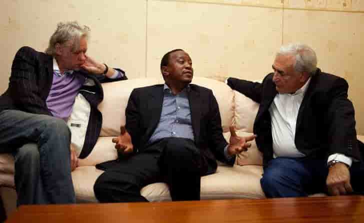 L'auteur compositeur Bob Geldof, Dominique Strauss-Kahn, alors DG du FMI, et Uhuru Kenyatta, actuel président kényan, le 6 mars 2010 à l'aéroprt Jomo-Kenyatta à Nairobi