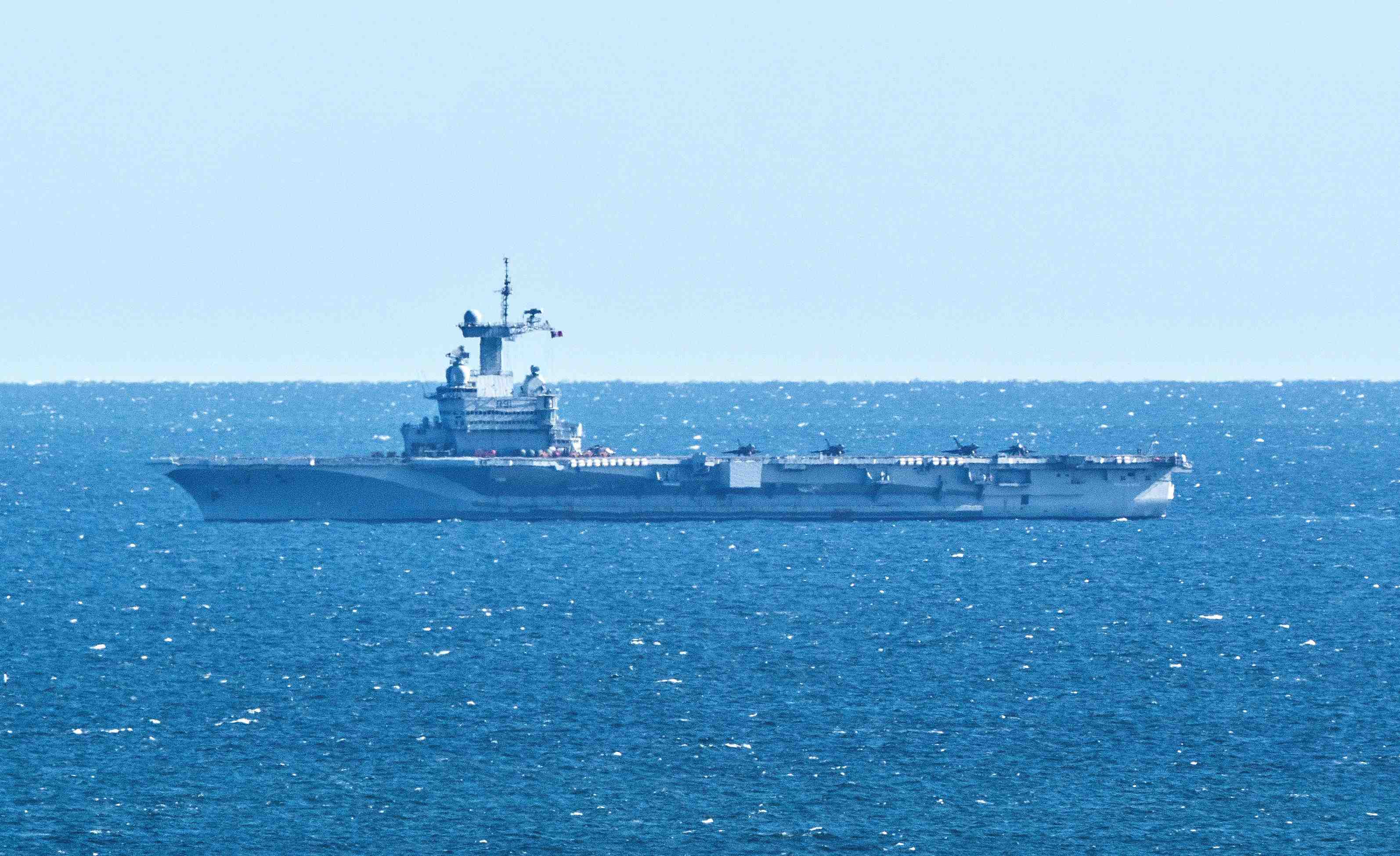 Le porte-avions cdg anticipe son retour, soupcons de cas de covid19