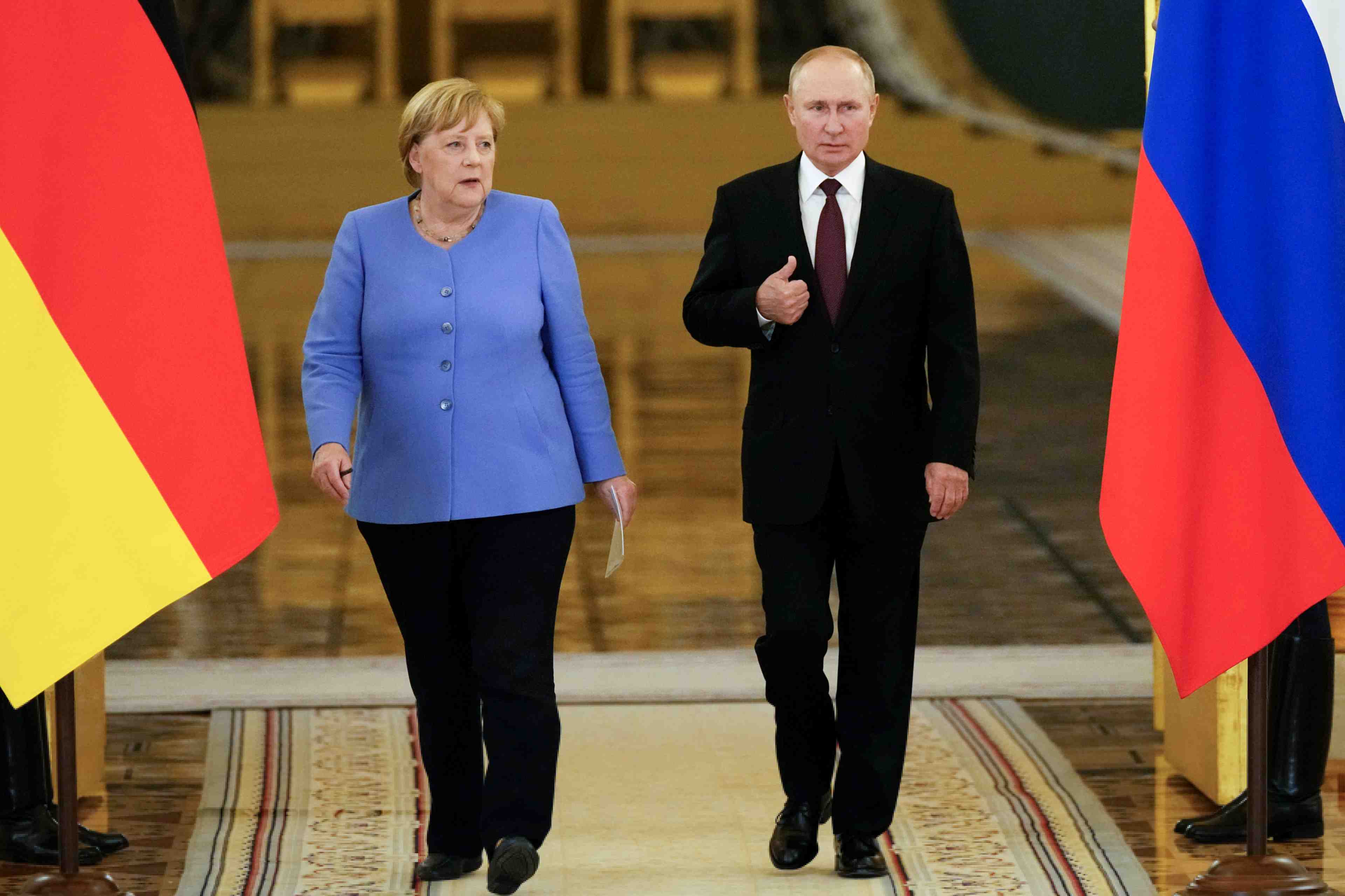 Pour son dernier deplacement en russie, merkel affronte poutine sur navalny