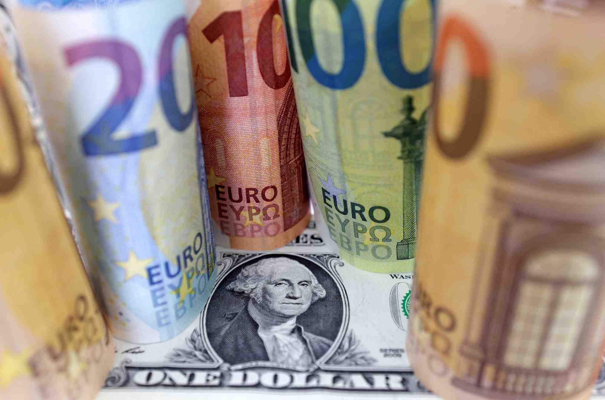 Illustration de billets de banque en dollars americains et en euros