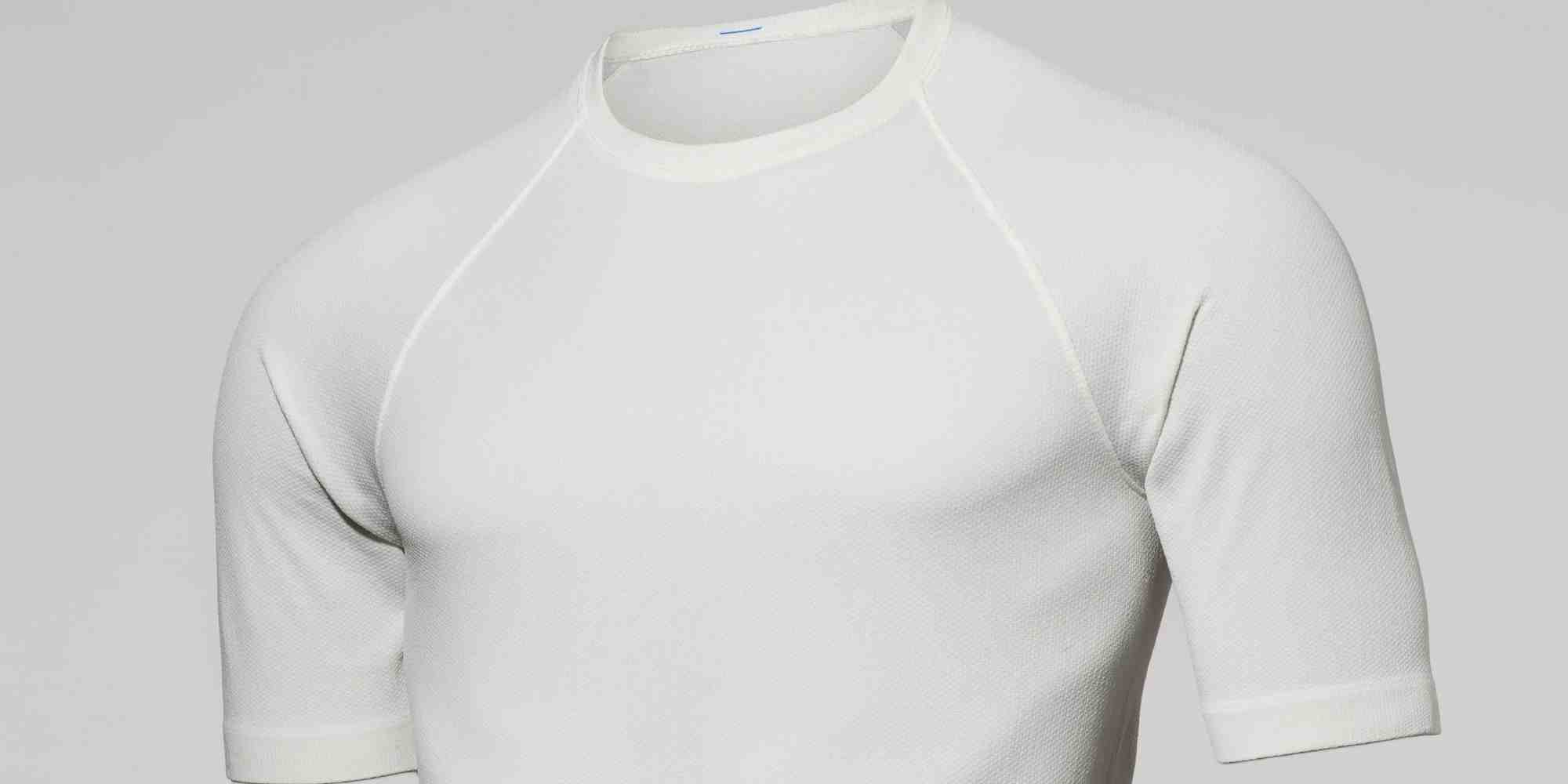 Ce t-shirt en polyester recyclé n’a pas nécessité de bouteilles, d’emballages ou de plastique vierge, mais a été fabriqué à partir de déchets textiles.