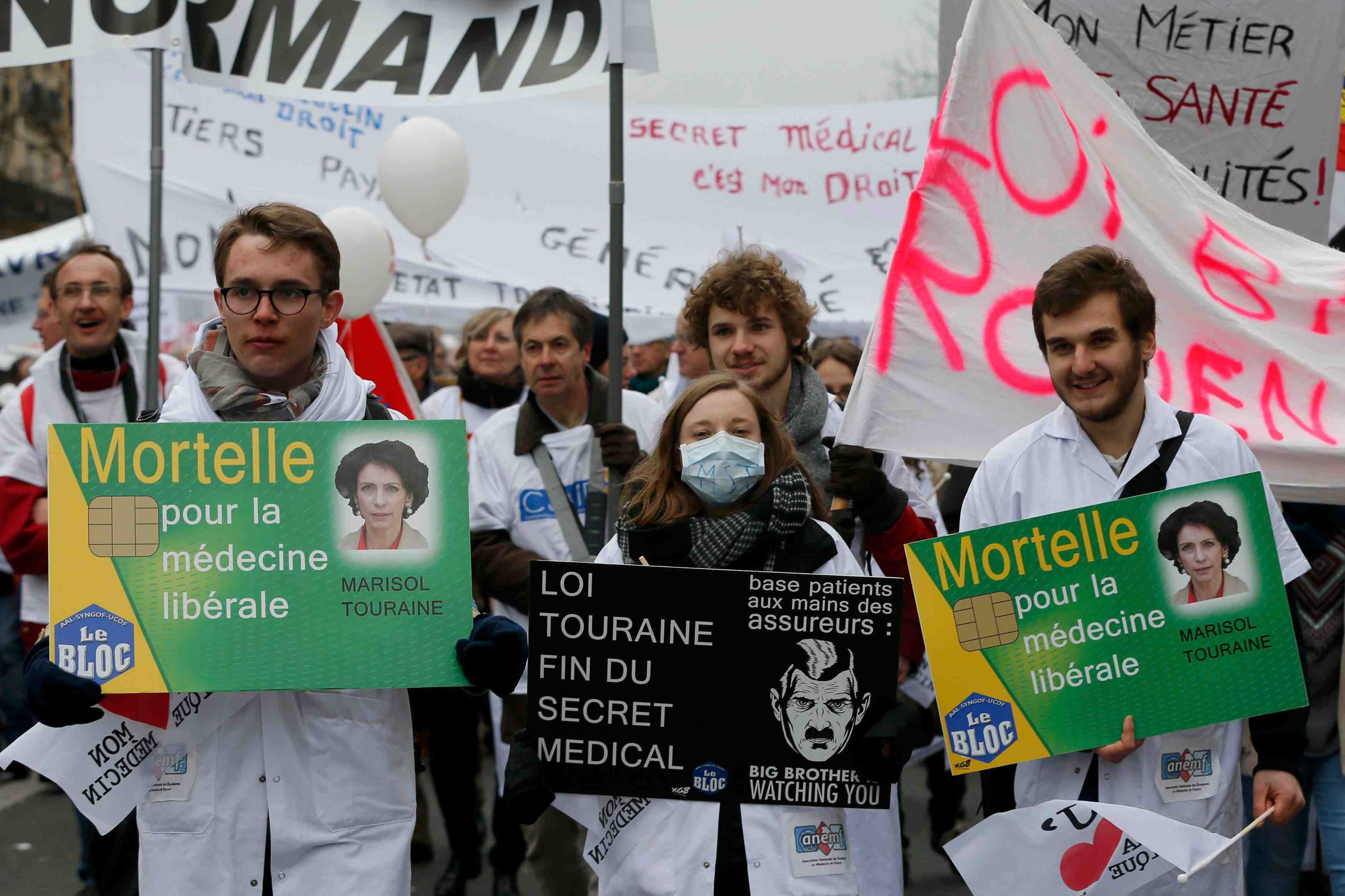 Les blouses blanches dans la rue