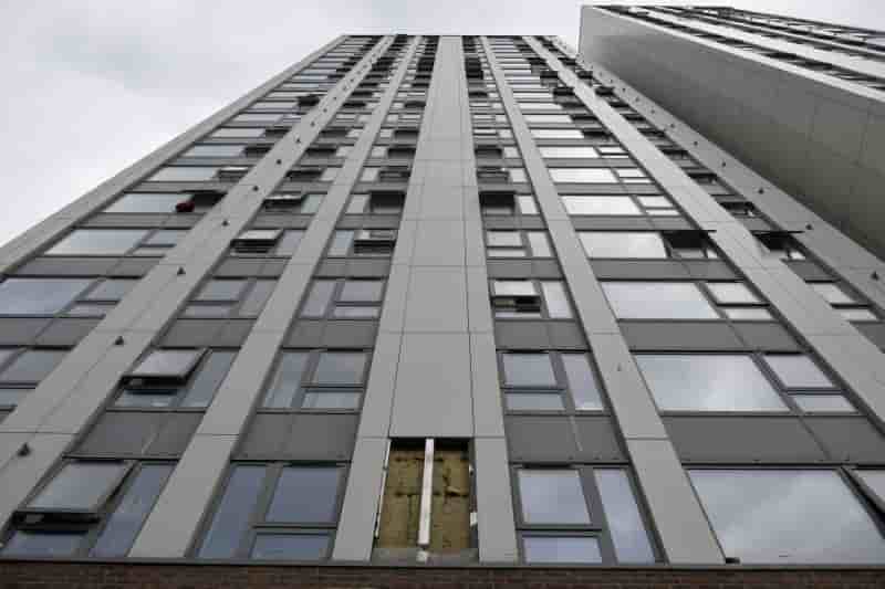 Pres de 800 logements evacues a londres apres l'incendie de grenfell