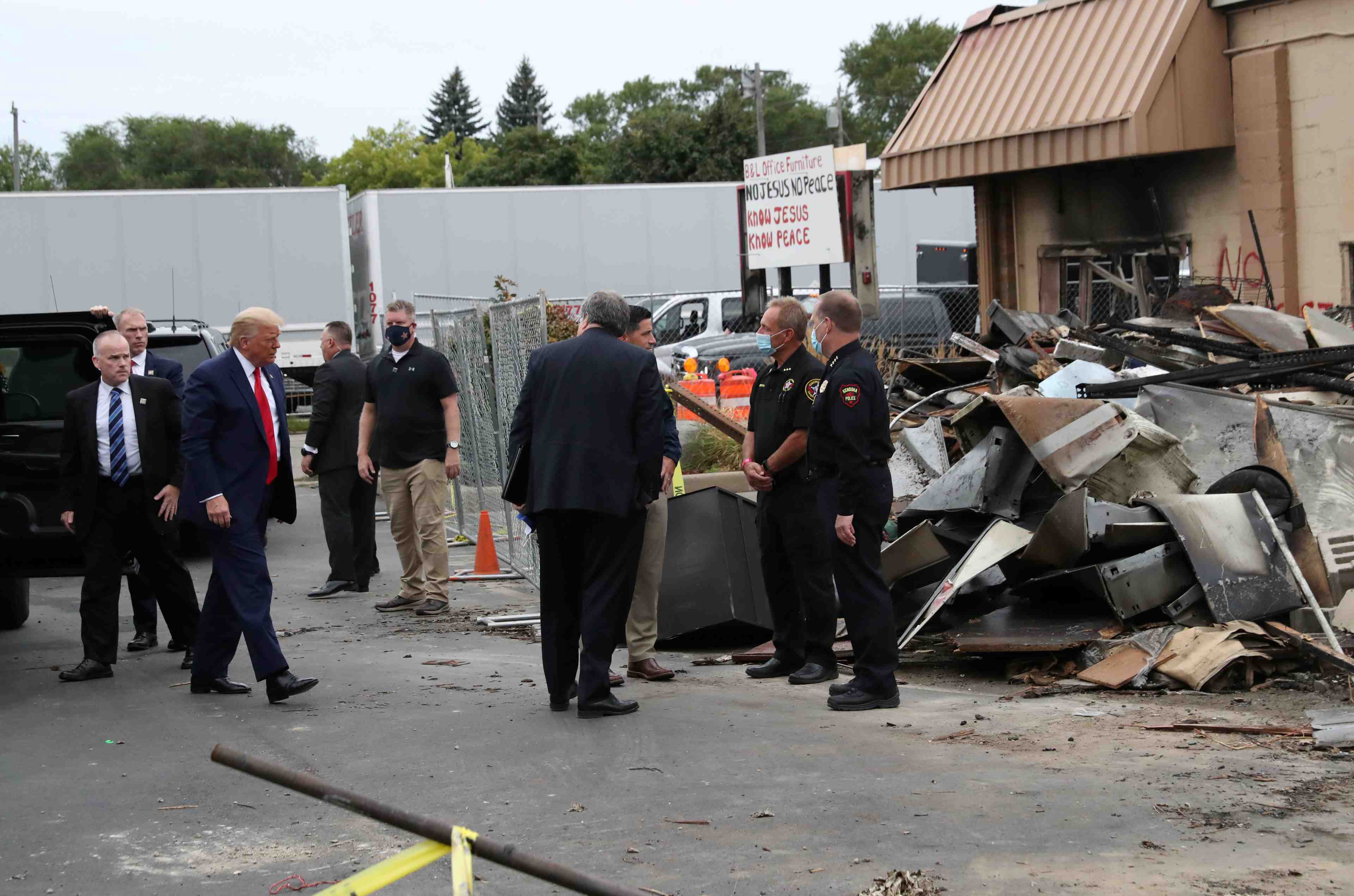 Usa 2020: trump en visite controversee a kenosha, dans le wisconsin
