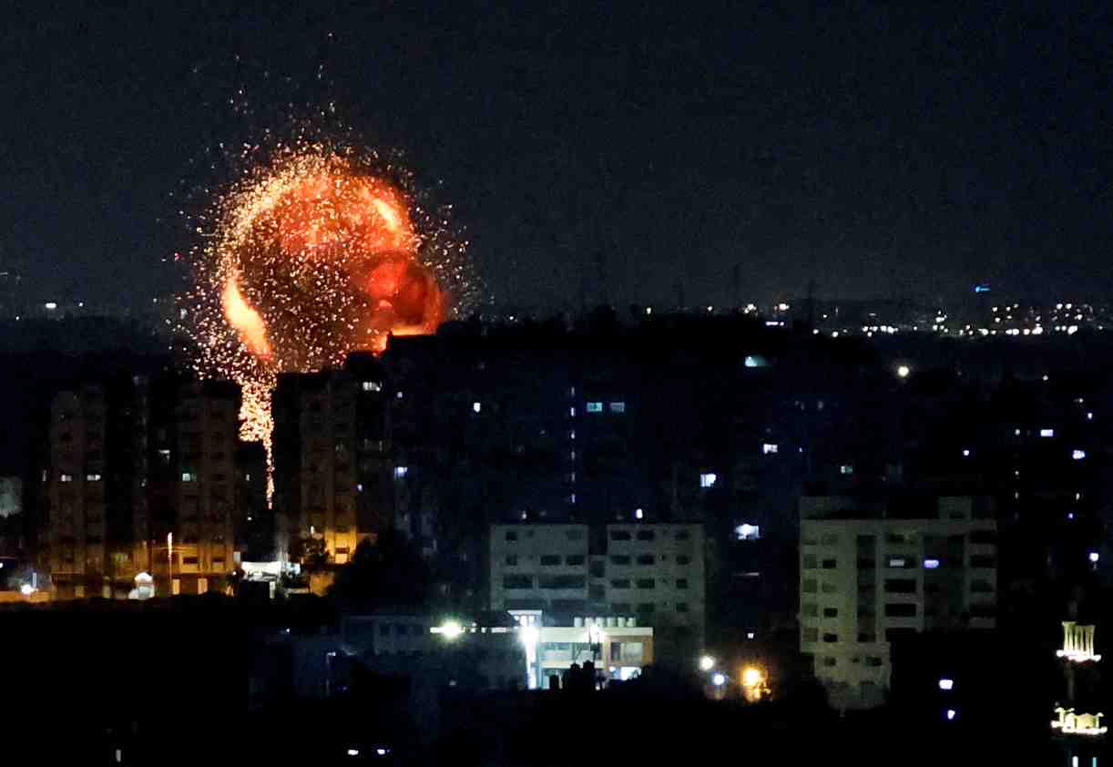 Une explosion lors des frappes israeliennes sur la bande de gaza