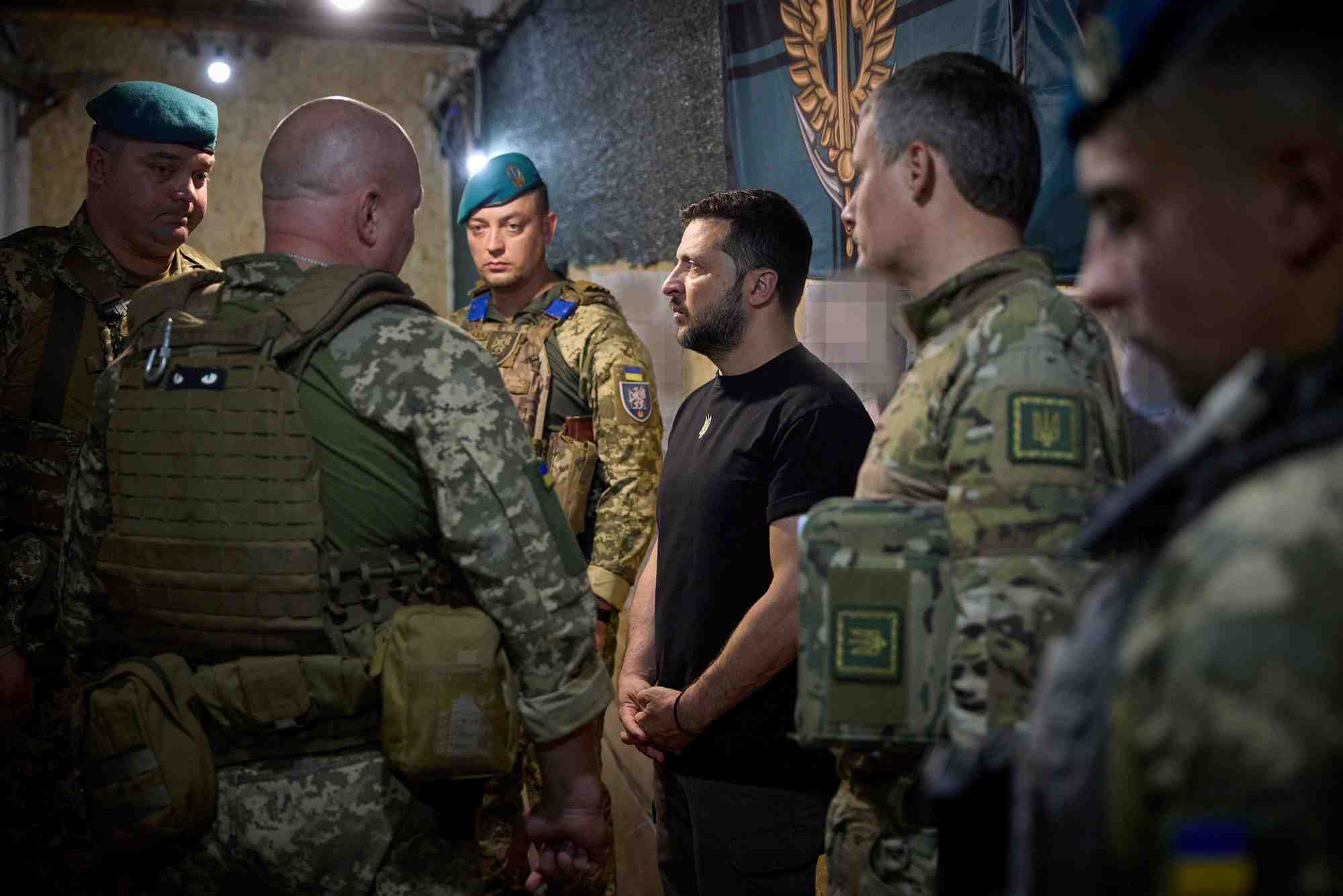 Le president zelensky visite la ligne de front