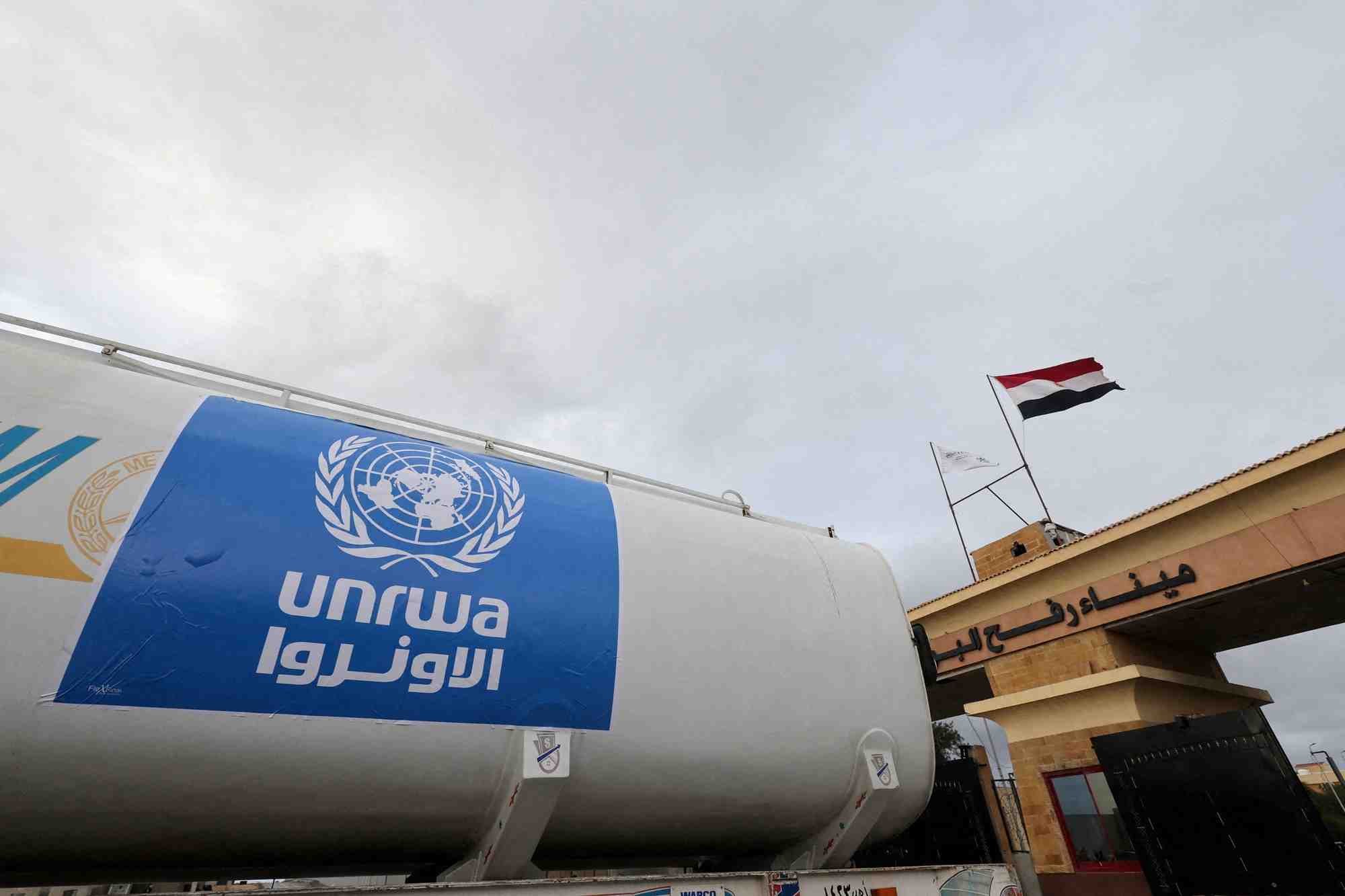 Un camion de l'unrwa entre en egypte depuis gaza, au poste frontiere de rafah