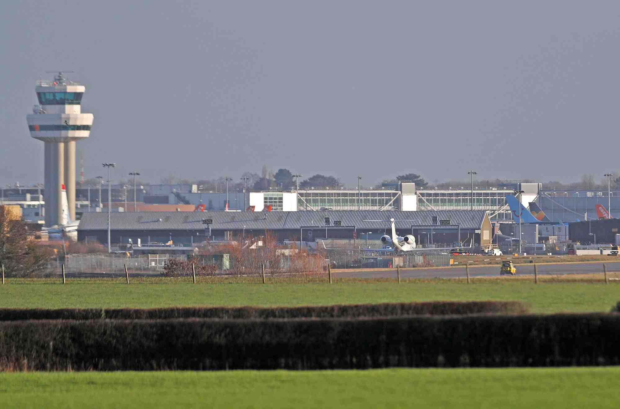 Un vehicule de police est stationne sur la piste de l'aeroport de gatwick