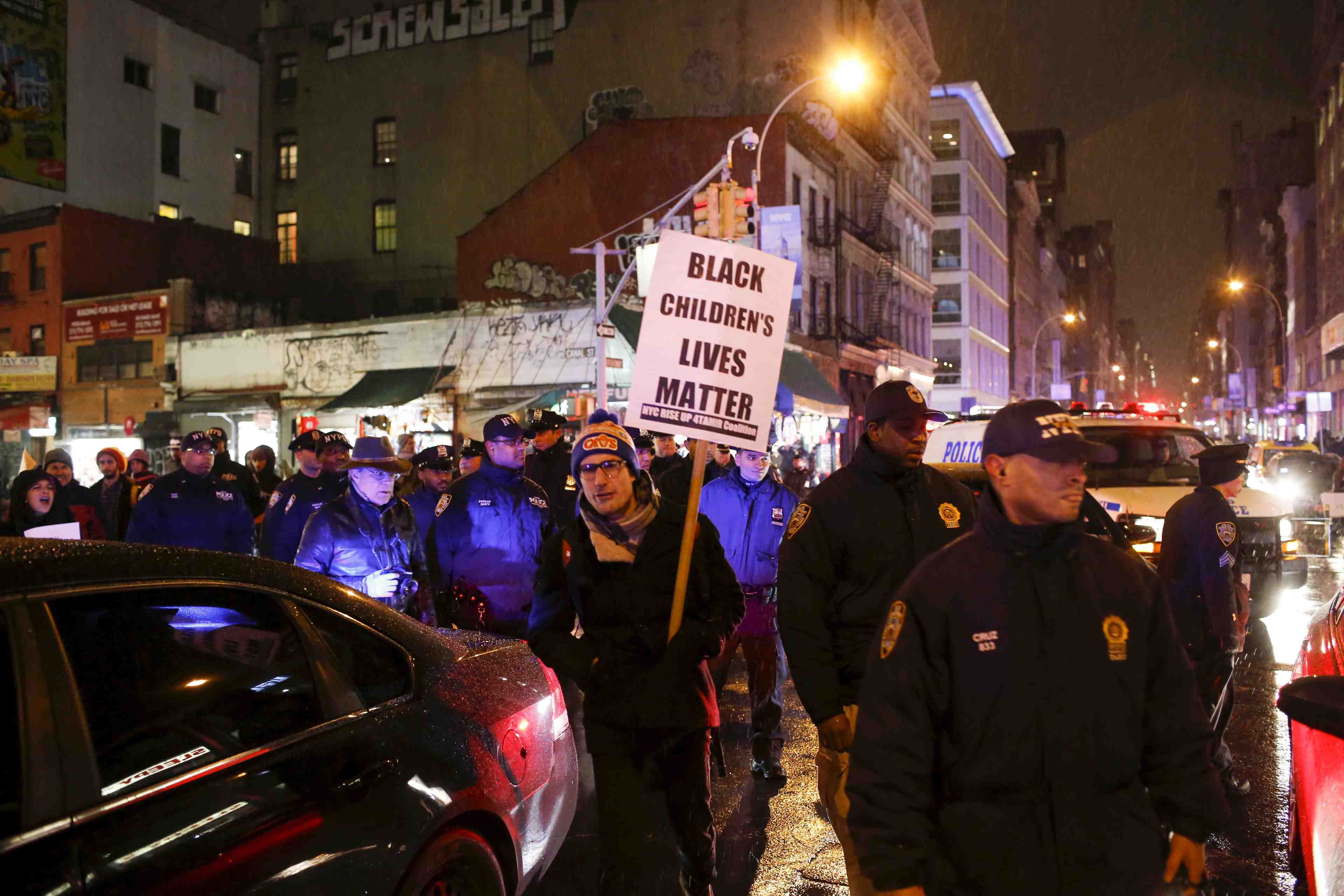 Charges levees contre les policiers impliques dans la mort d'un jeune noir a cleveland