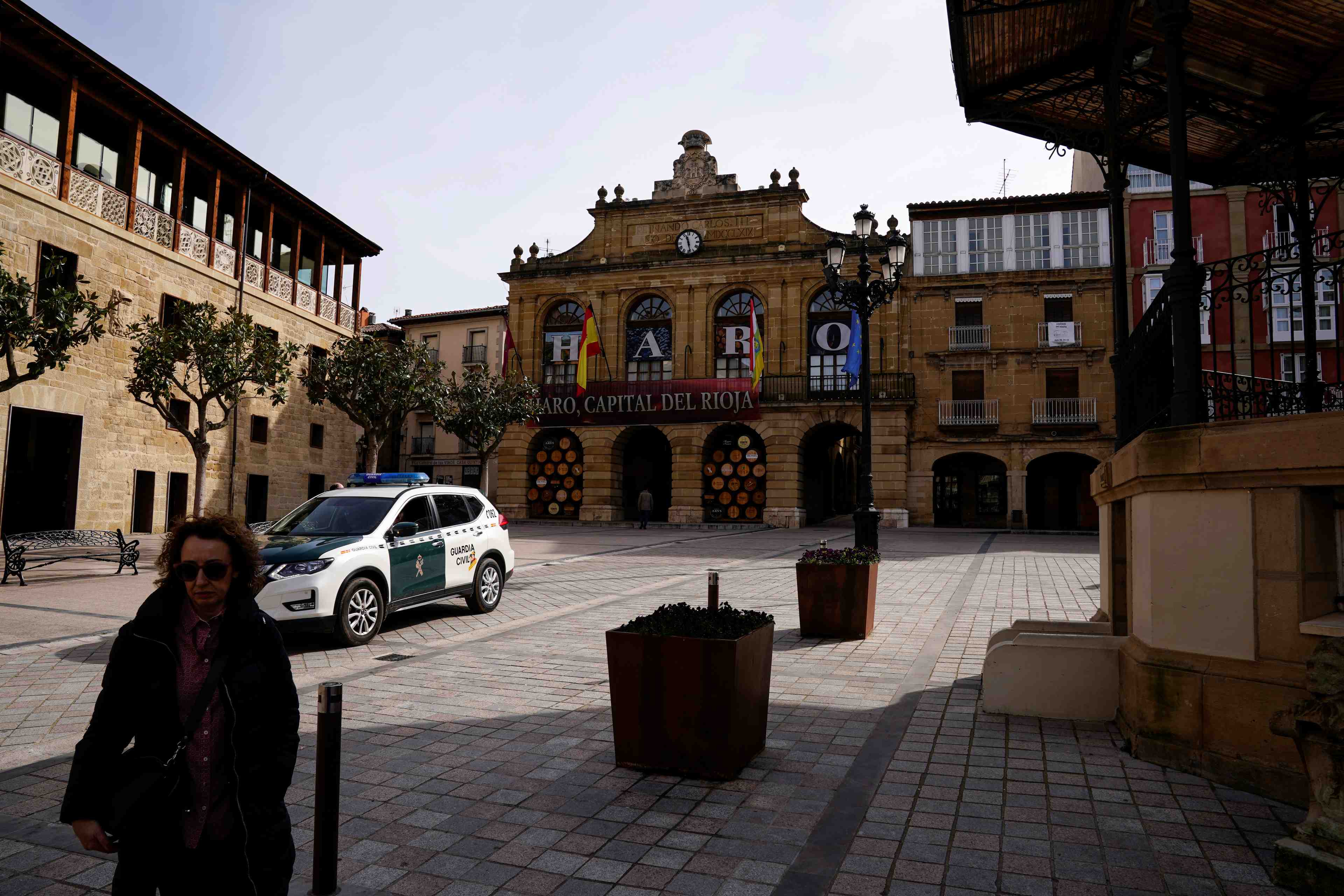 L'espagne restreint les rassemblements dans les zones a risques, le parlement en conge