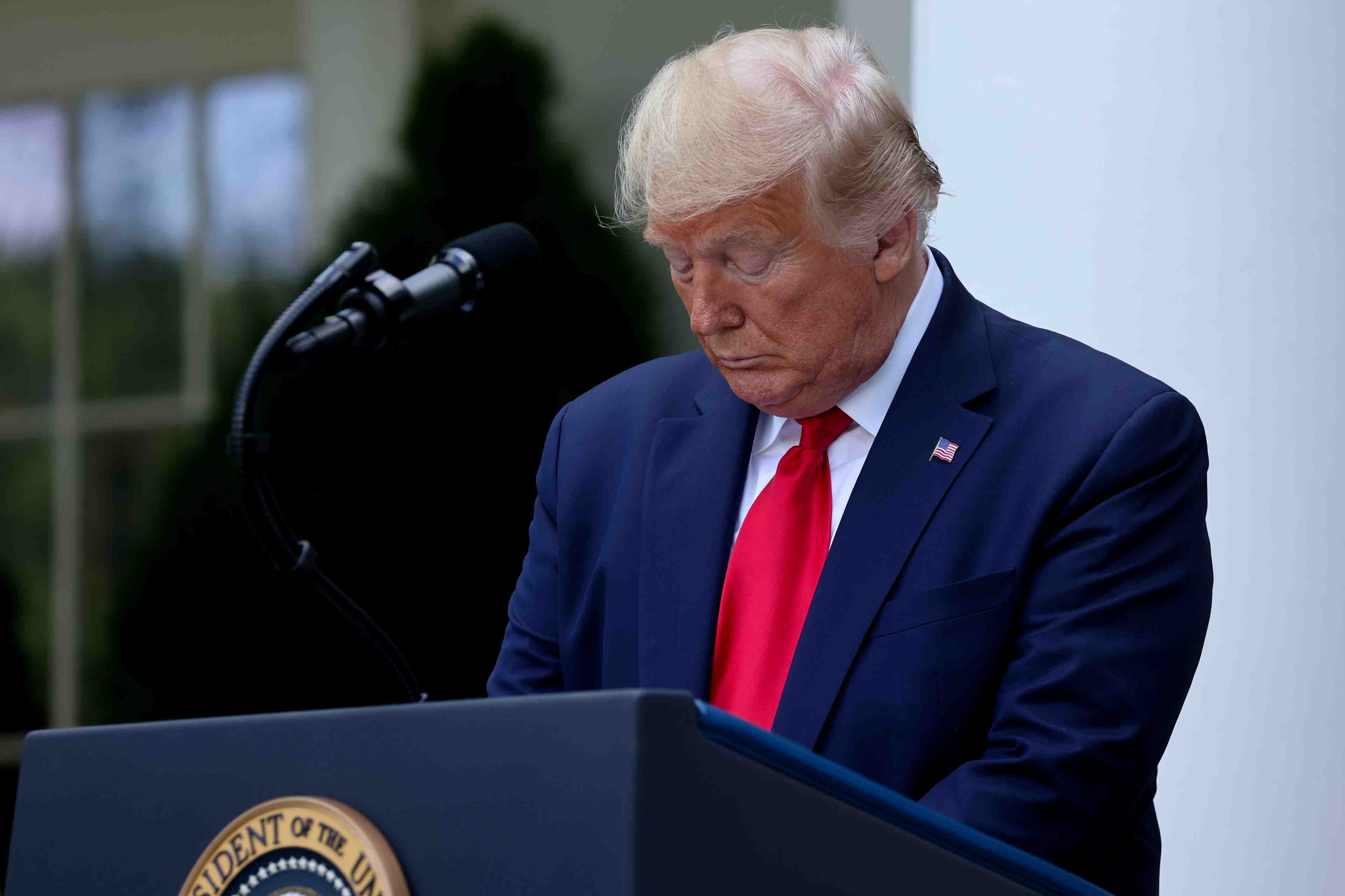 Coronavirus: trump deplore le cap des 100.000 morts franchi aux usa