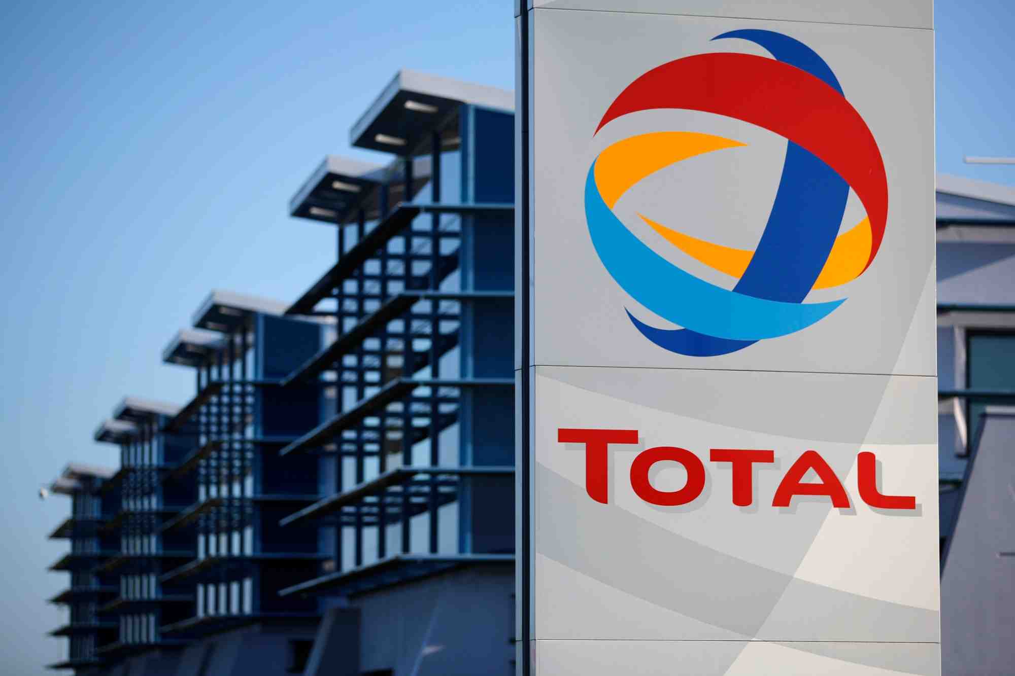 Logo du geant petrolier francais total devant la raffinerie de petrole de donges