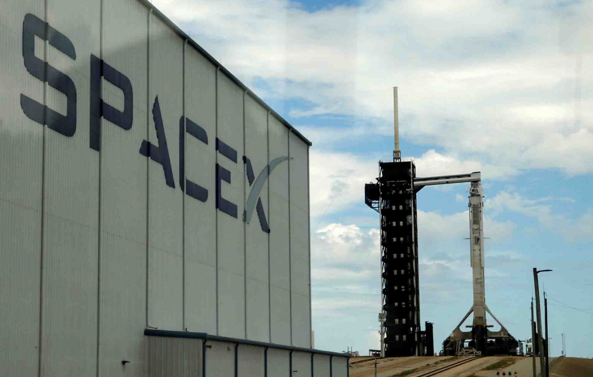 Une fusee falcon 9 de spacex est preparee pour le lancement de polaris dawn