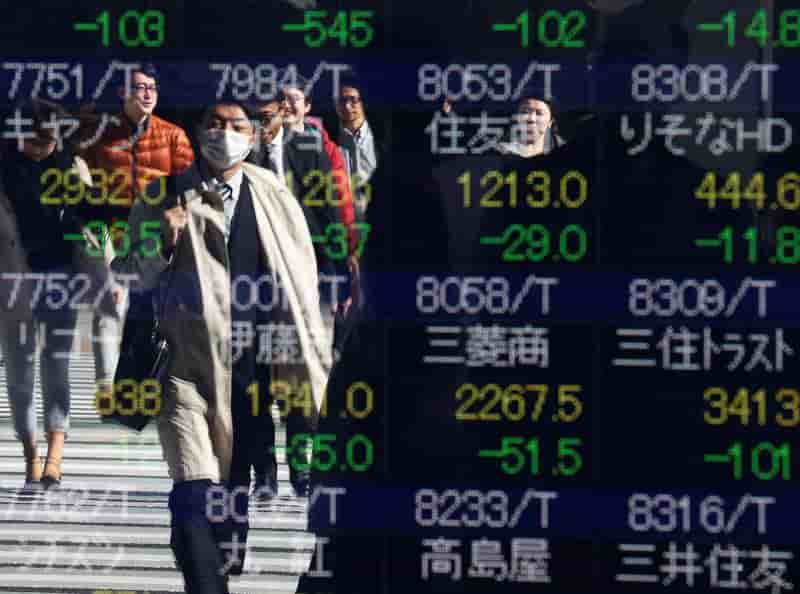 Tokyo termine en baisse