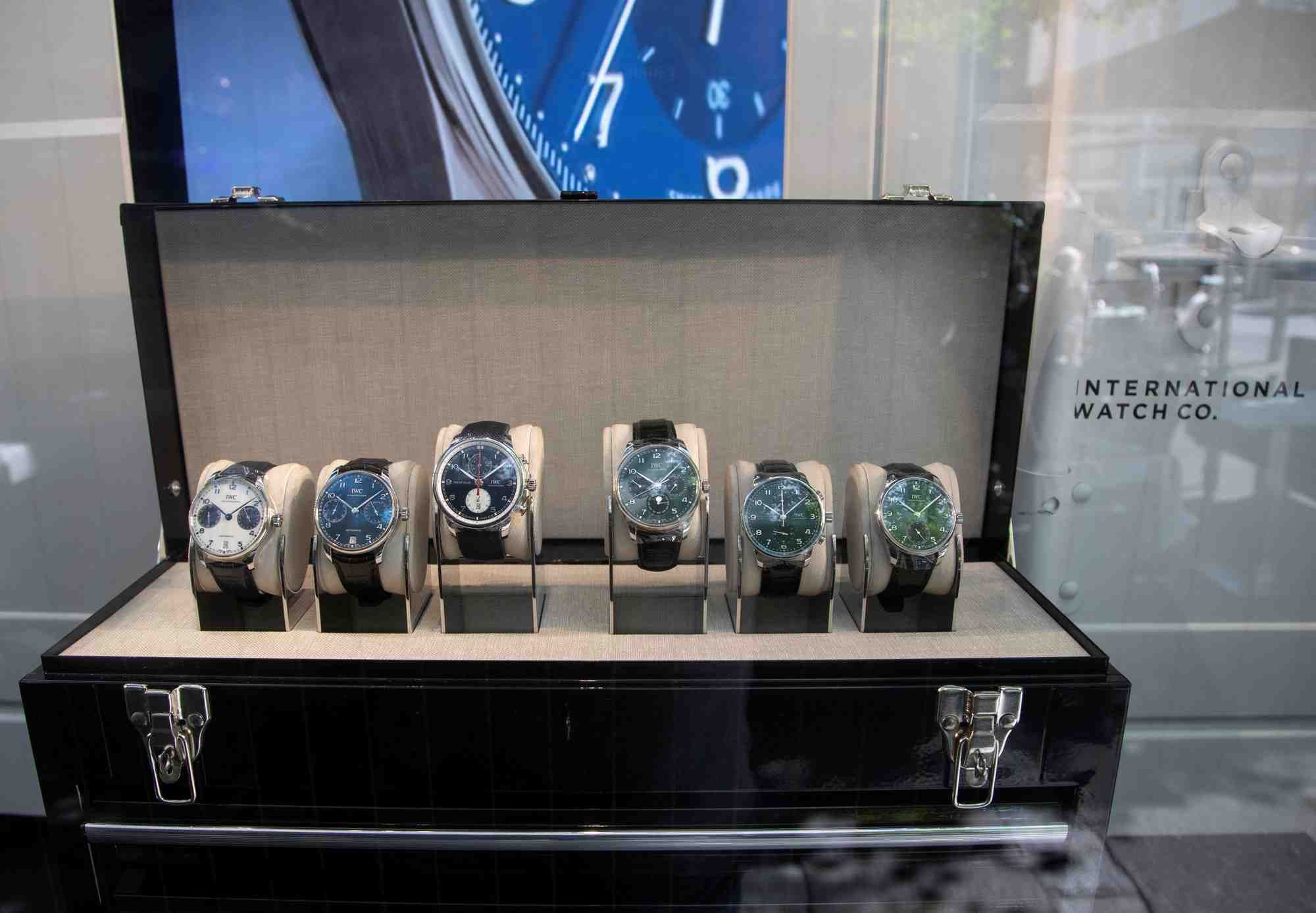 Des montres de l'horloger suisse iwc schaffhausen sont exposees a zurich