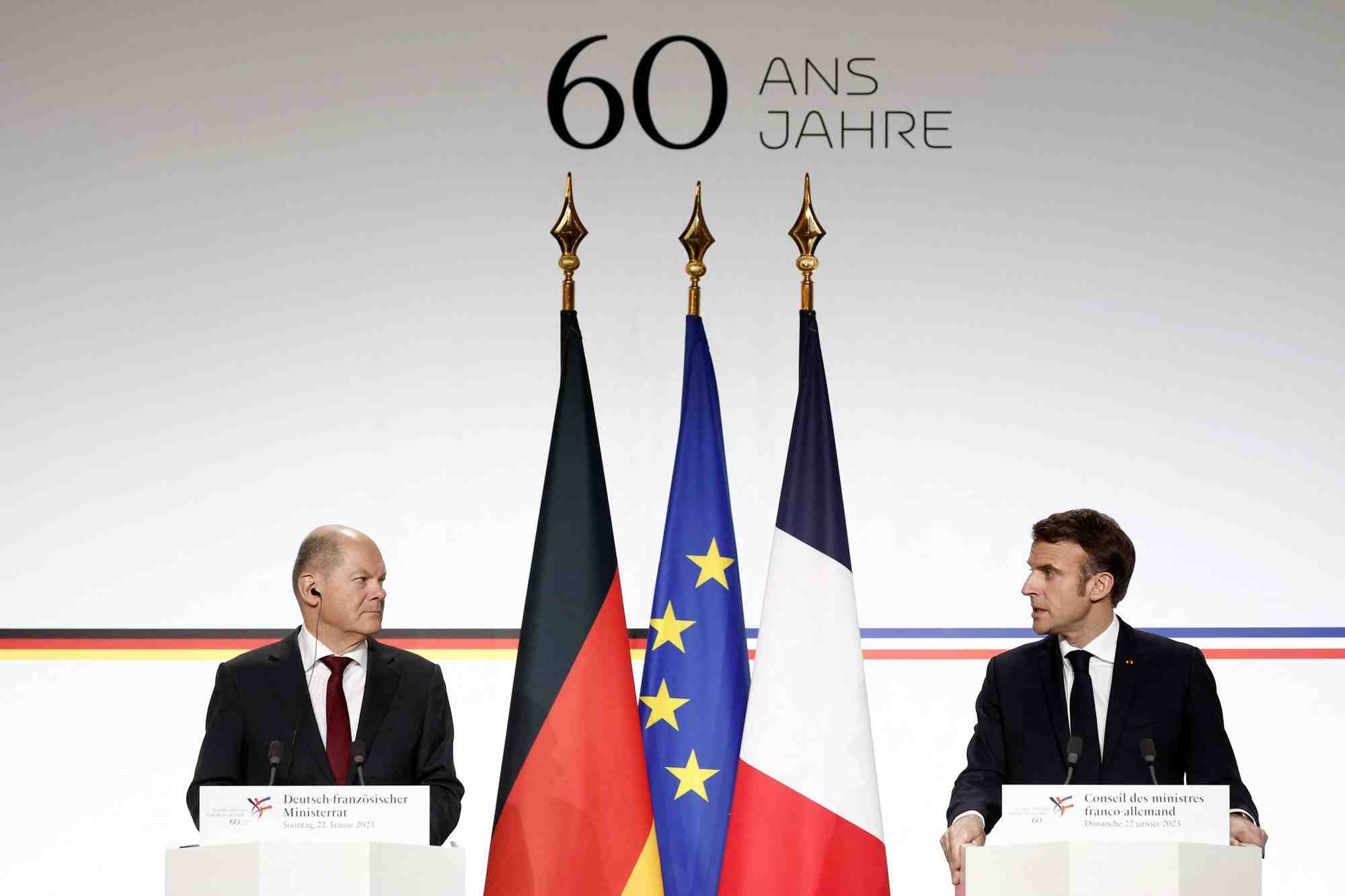 Emmanuel macron et le chancelier allemand olaf scholz lors d'un conseil des ministres conjoint franco-allemand a l'elysee