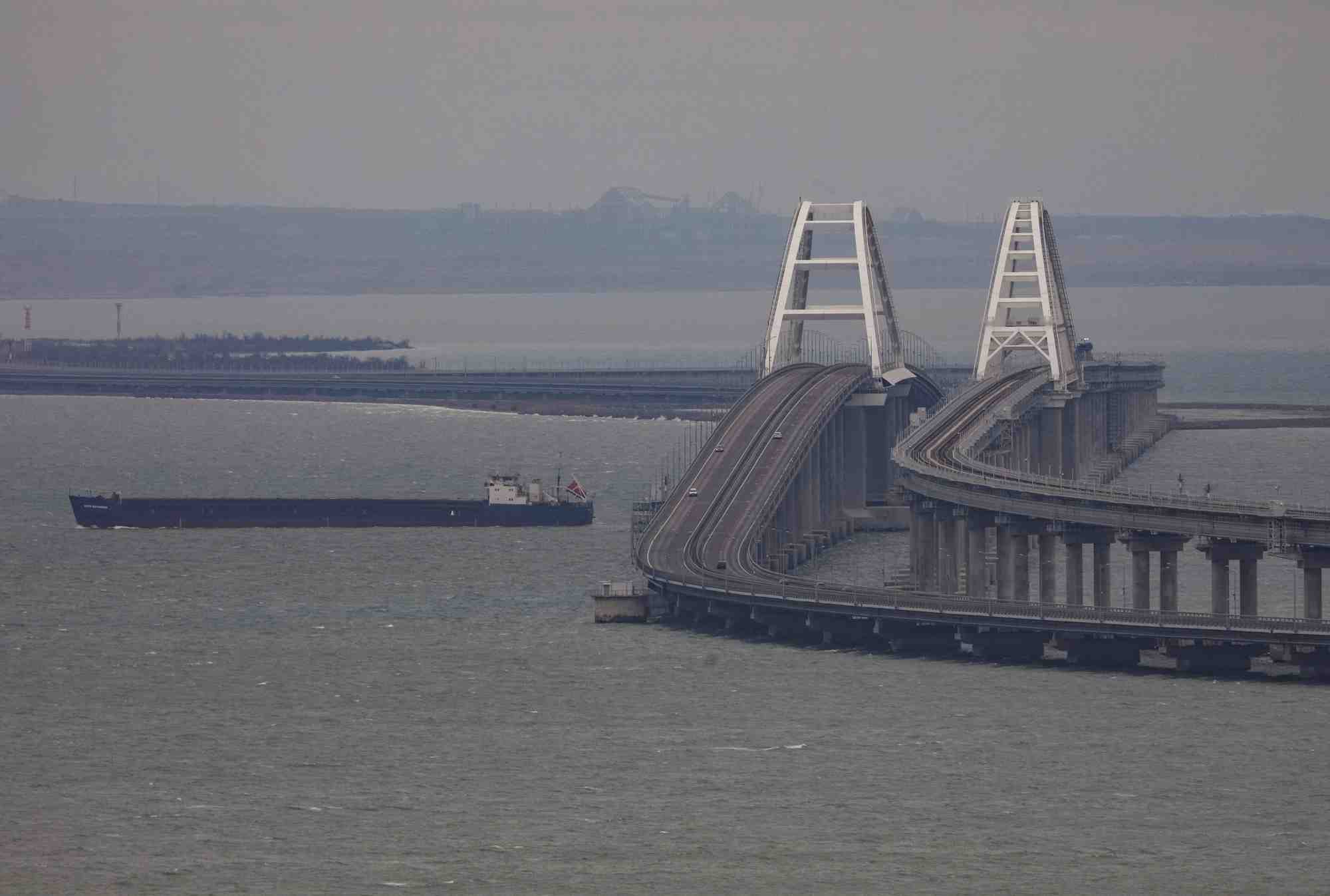 Un bateau navigue pres du pont de crimee