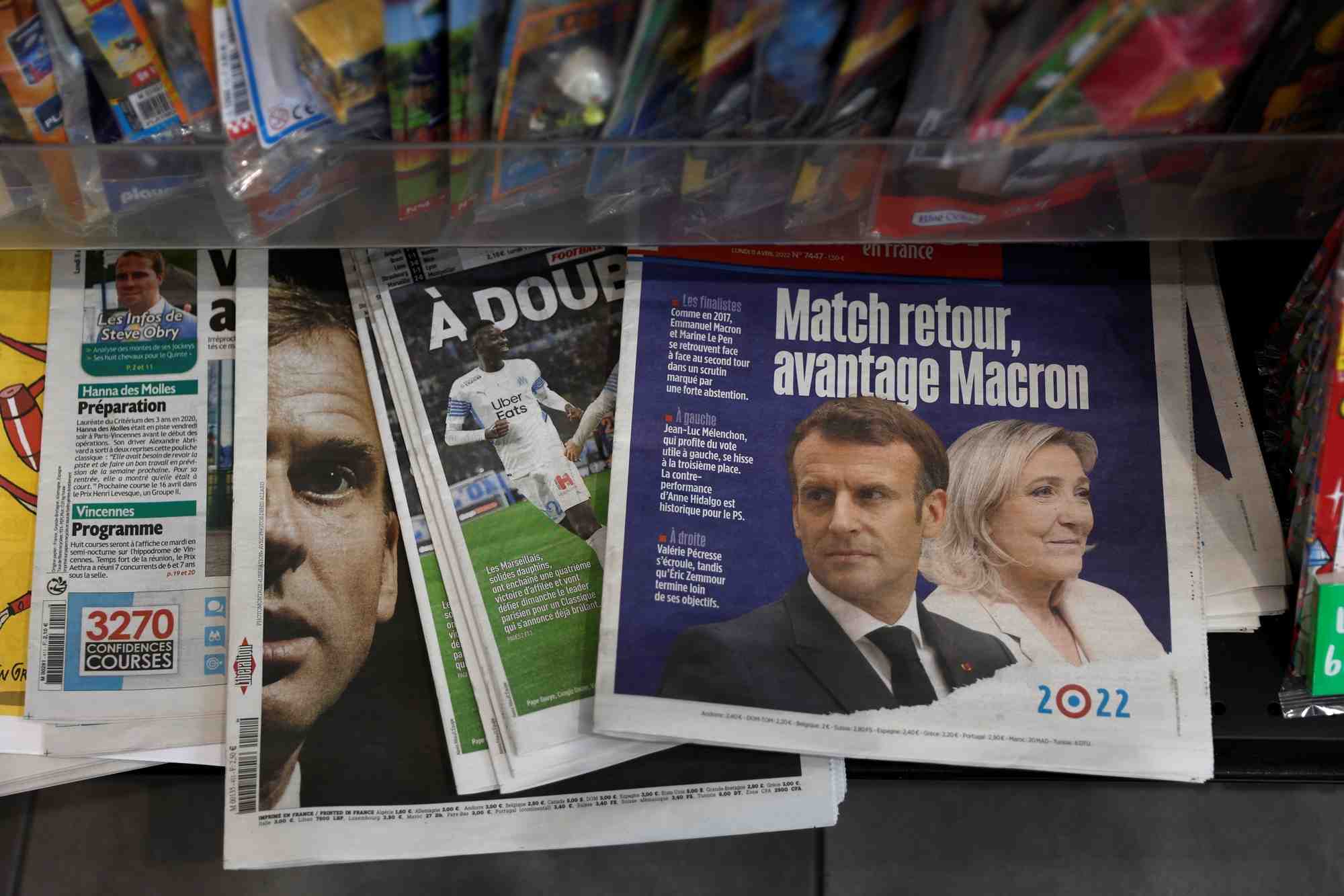 Des journaux dans un kiosque