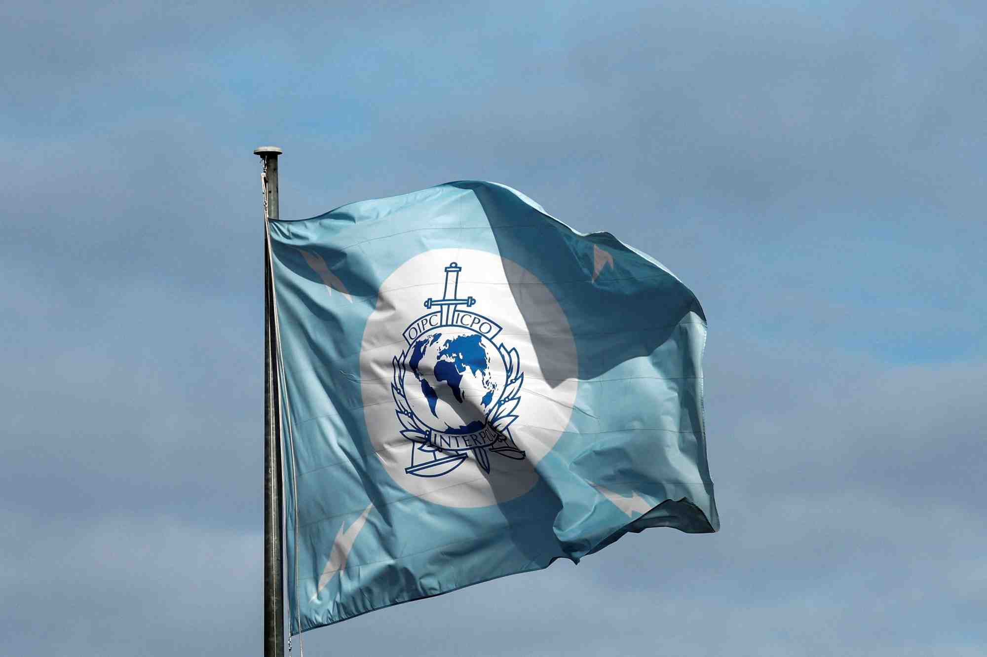 Un drapeau avec le logo d'interpol au siege de l'organisation a lyon