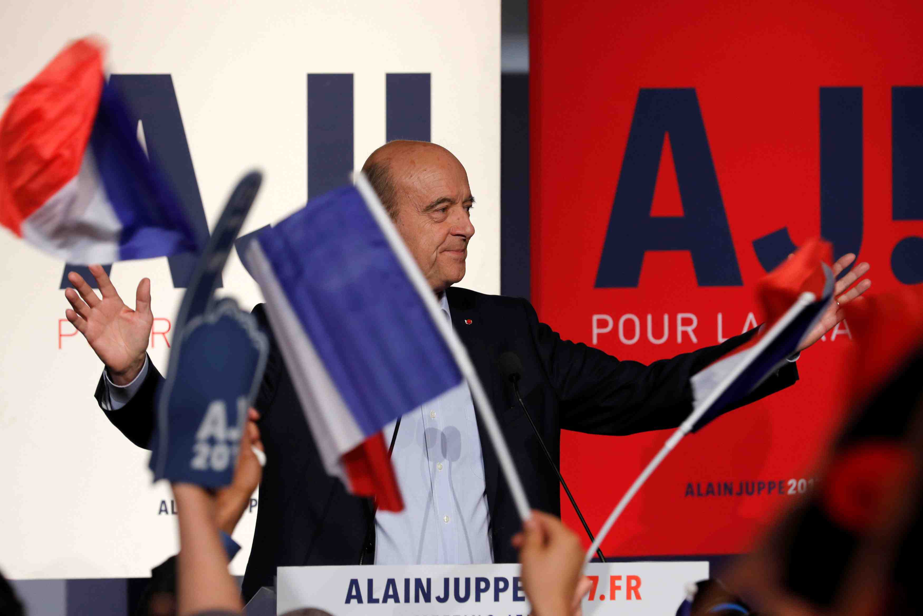 Juppe devance nettement sarkozy dans les sondages