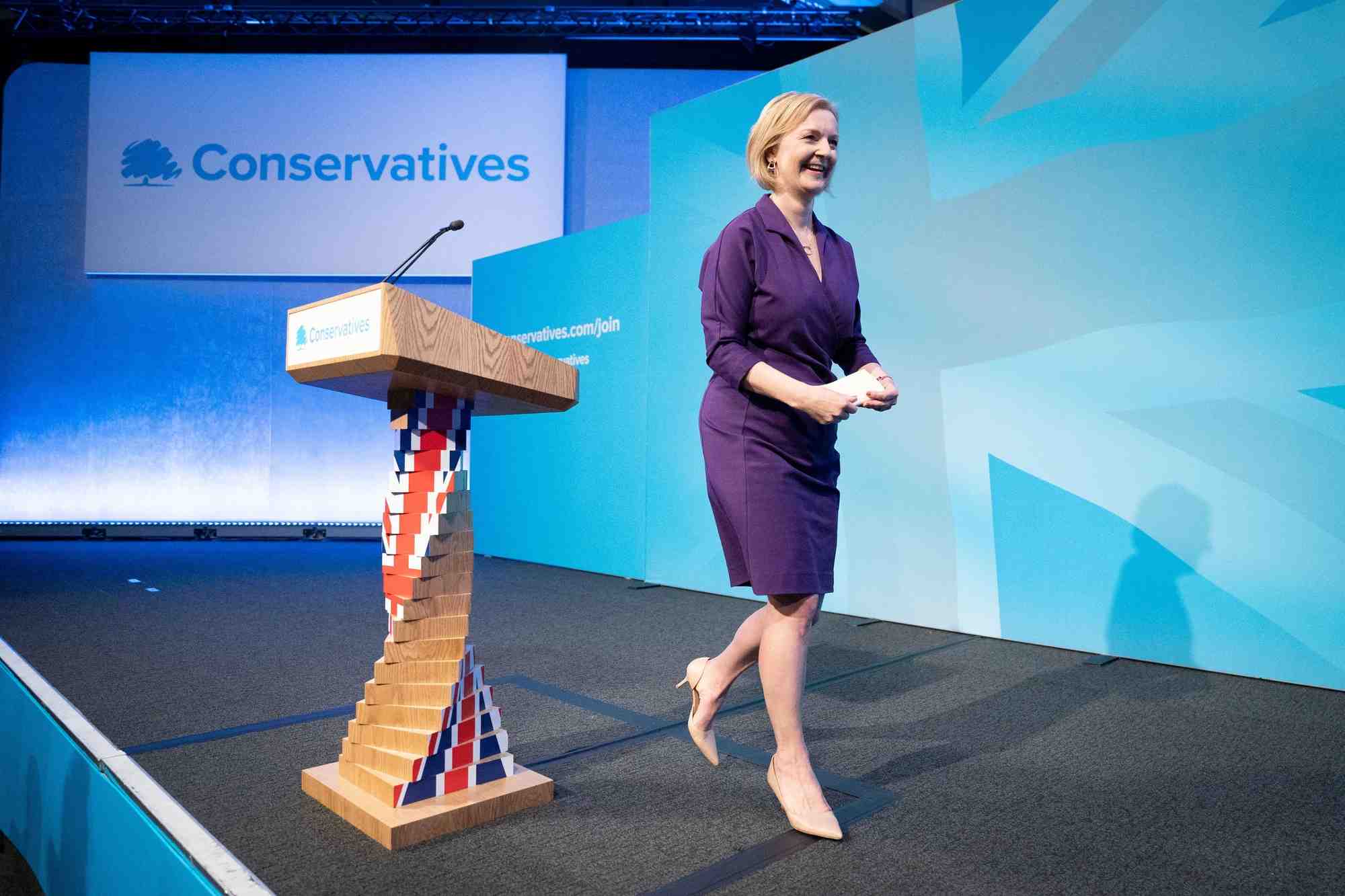 Macron felicite liz truss qui va succeder a johnson