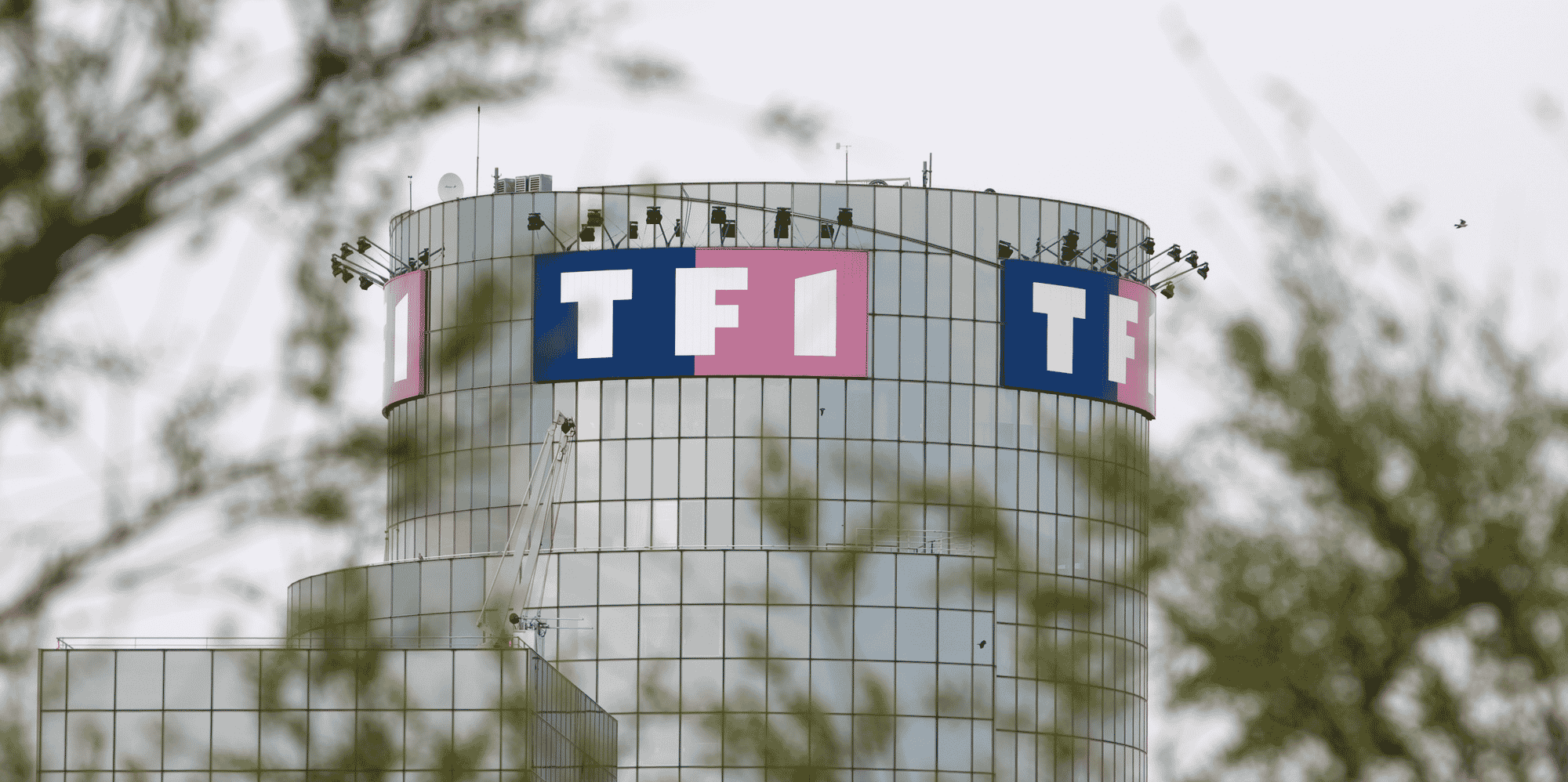 Tf1 assigne canal+ en refere pour la diffusion de ses chaines
