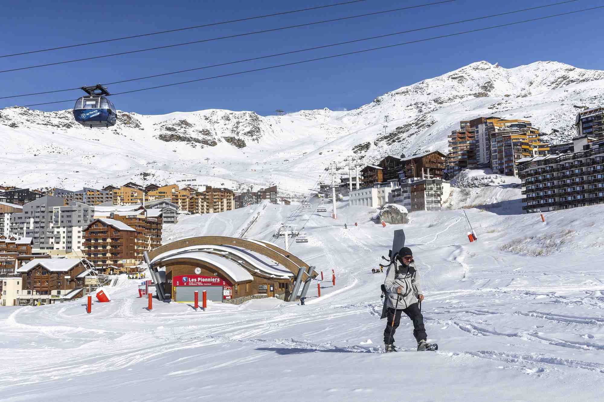 Un snowboardeur dans la station de sports d'hiver de val thorens