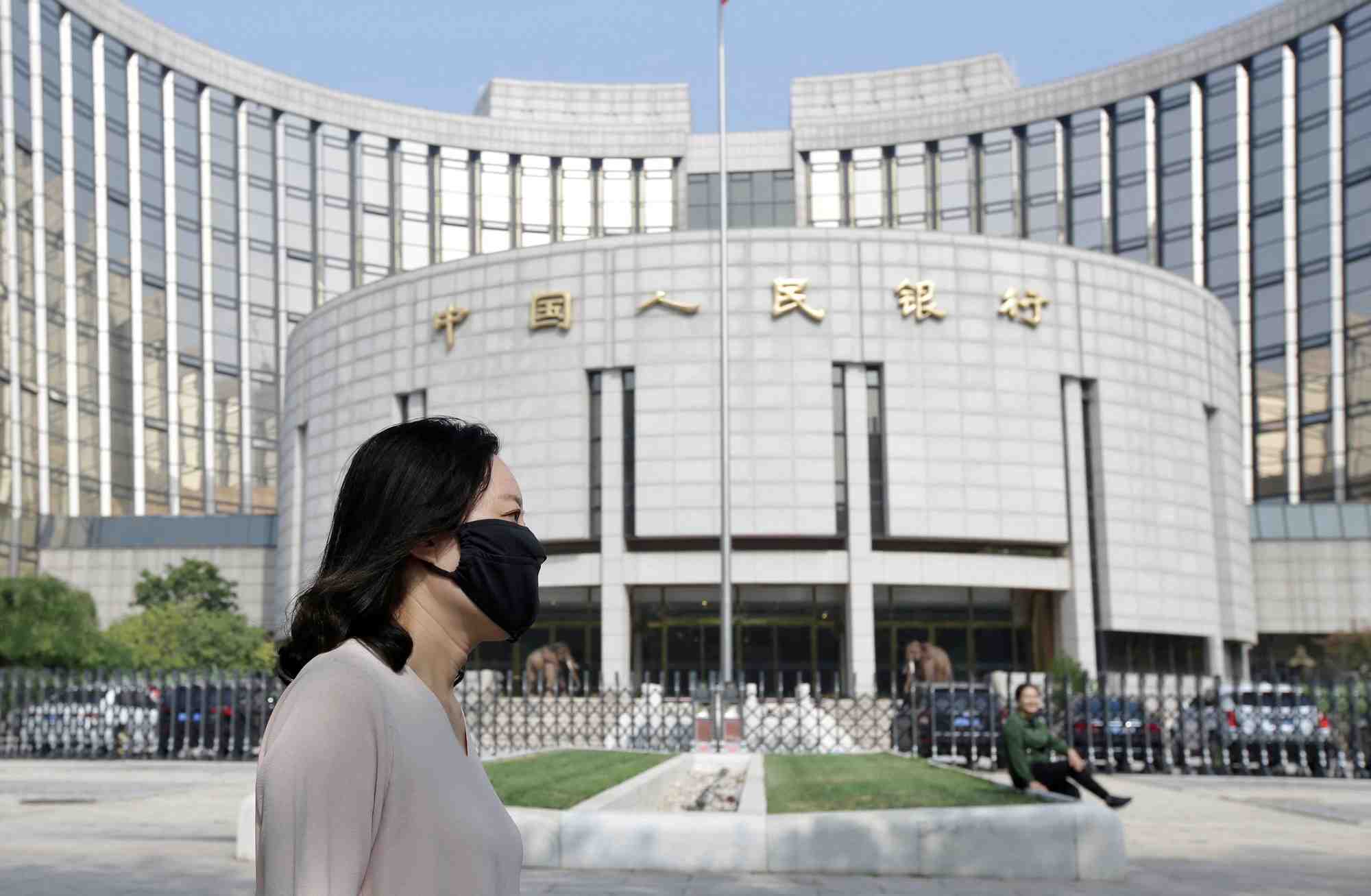 Une femme passe devant le siege de la banque centrale, la pboc, a pekin