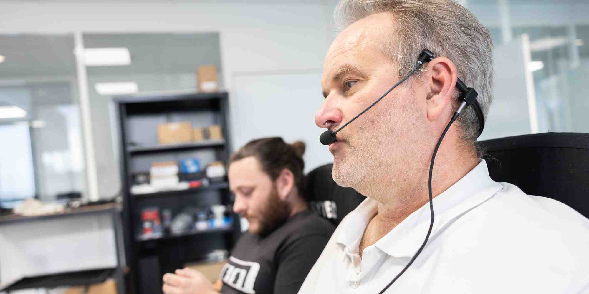 Skyted va lancer à la mi-novembre les préventes de son casque doté d'une technologie d'annulation du bruit ambiant qui permet de parler à voix basse sans être entendu par son voisin de train ou d'avion.