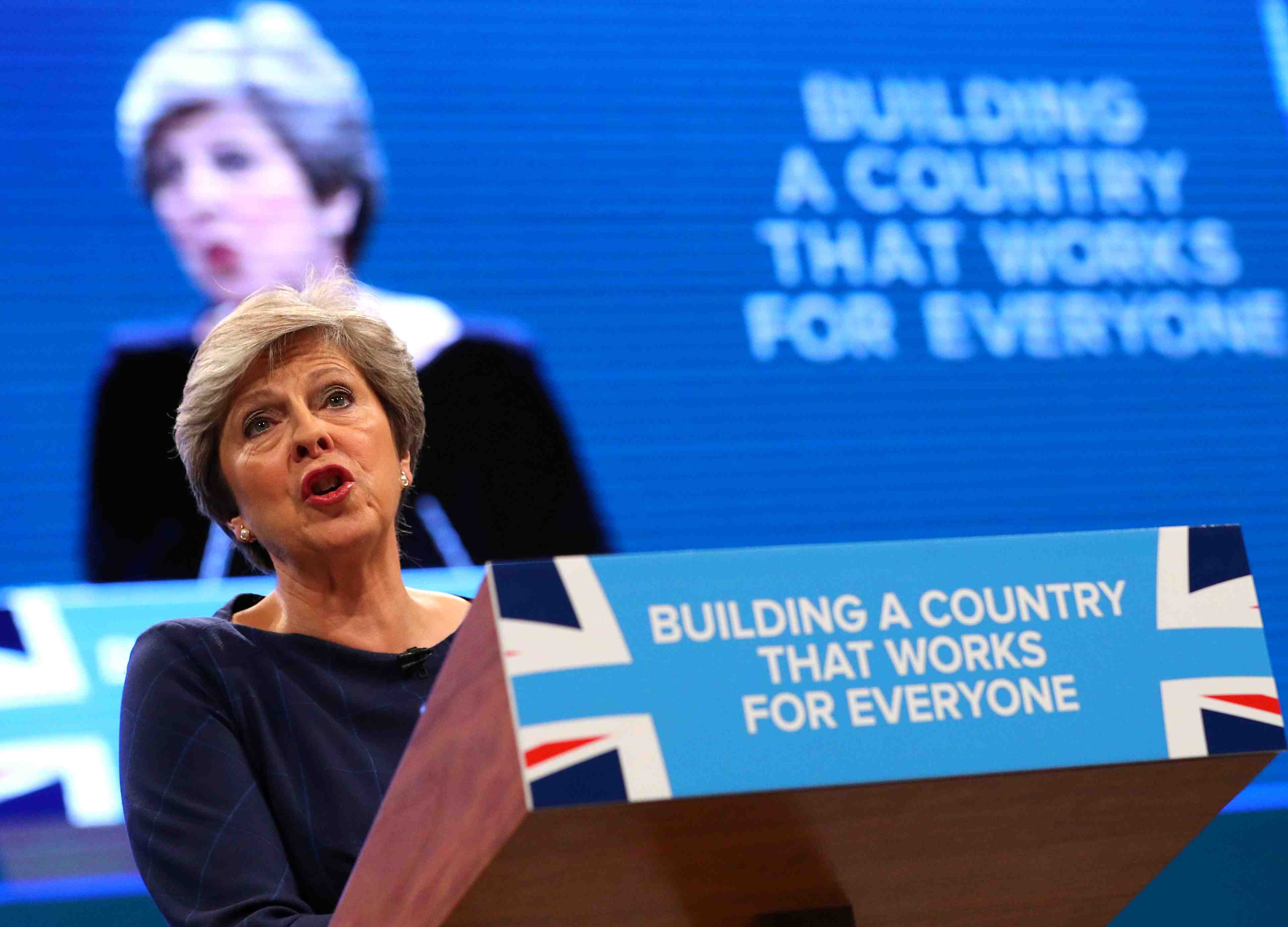 Theresa may tente de reprendre la main sur le parti conservateur